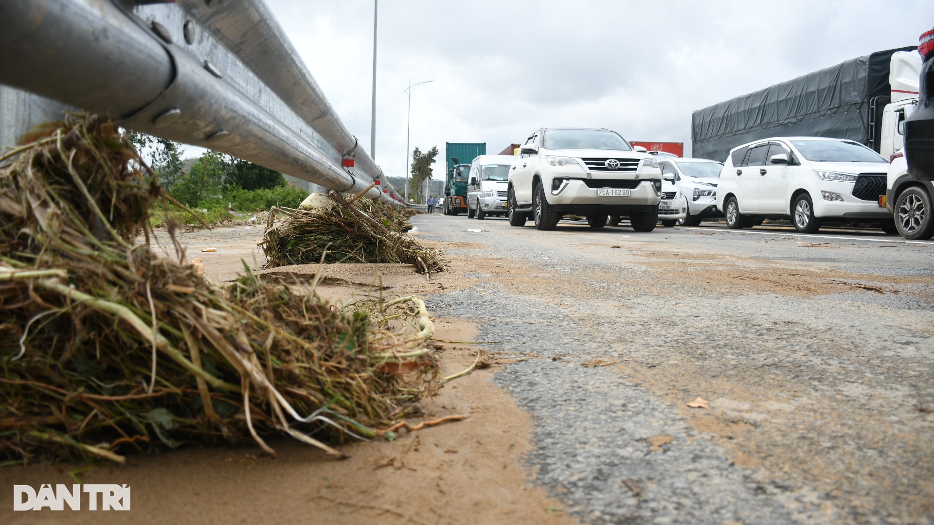 Lũ quét bít kín cửa hầm Hải Vân, kẹt xe kéo dài 2km - 9