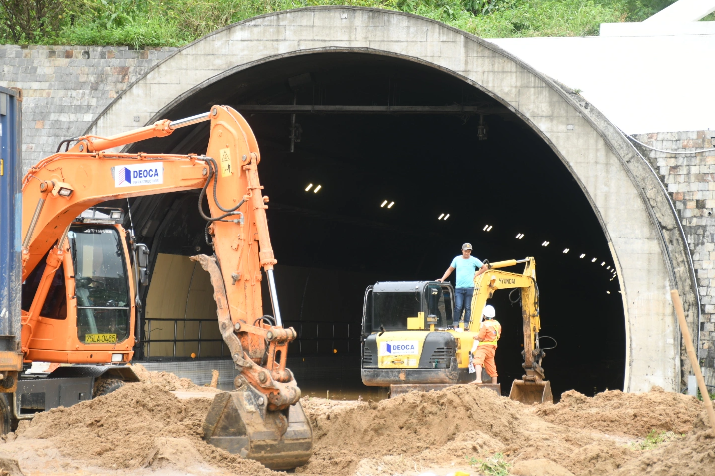 Lũ quét bít kín cửa hầm Hải Vân, kẹt xe kéo dài 2km - 14