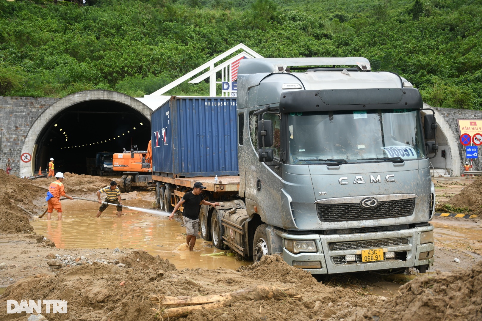 Lũ quét bít kín cửa hầm Hải Vân, kẹt xe kéo dài 2km - 2 Lũ quét bít kín cửa hầm Hải Vân, kẹt xe kéo dài 2km - 2