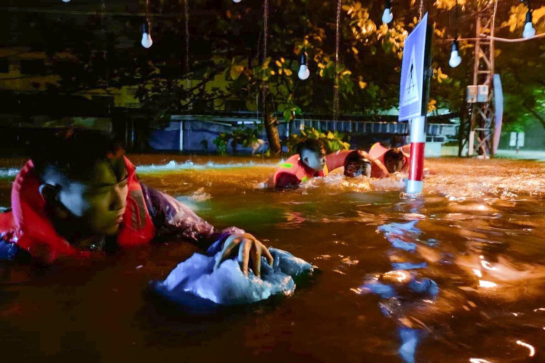 Giải cứu người dân Đà Nẵng khỏi ngập lụt trong đêm - 4