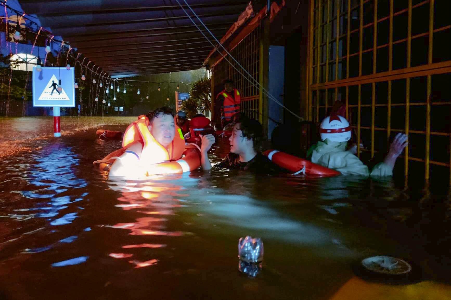 Giải cứu người dân Đà Nẵng khỏi ngập lụt trong đêm - 1