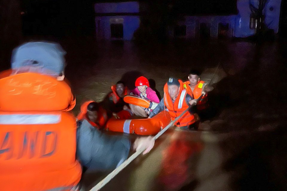 Giải cứu người dân Đà Nẵng khỏi ngập lụt trong đêm - 2