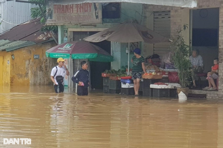 Một người chết do mưa ngập ở Đà Nẵng, 11.000 nhà dân tại Huế chìm trong lũ - 3