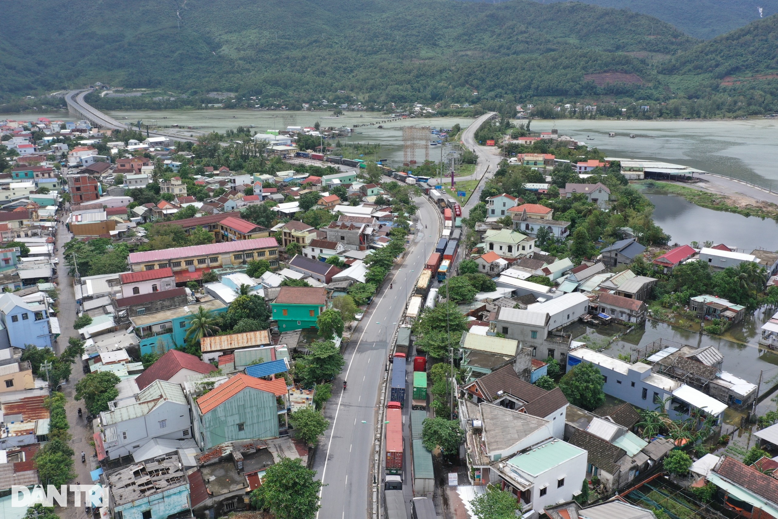 Lũ quét bít kín cửa hầm Hải Vân, kẹt xe kéo dài 2km - 5