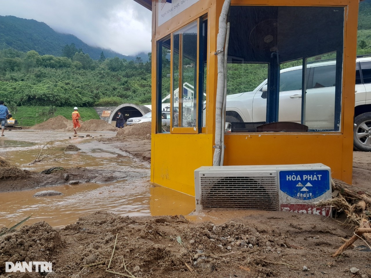 Lũ quét bít kín cửa hầm Hải Vân, kẹt xe kéo dài 2km - 13