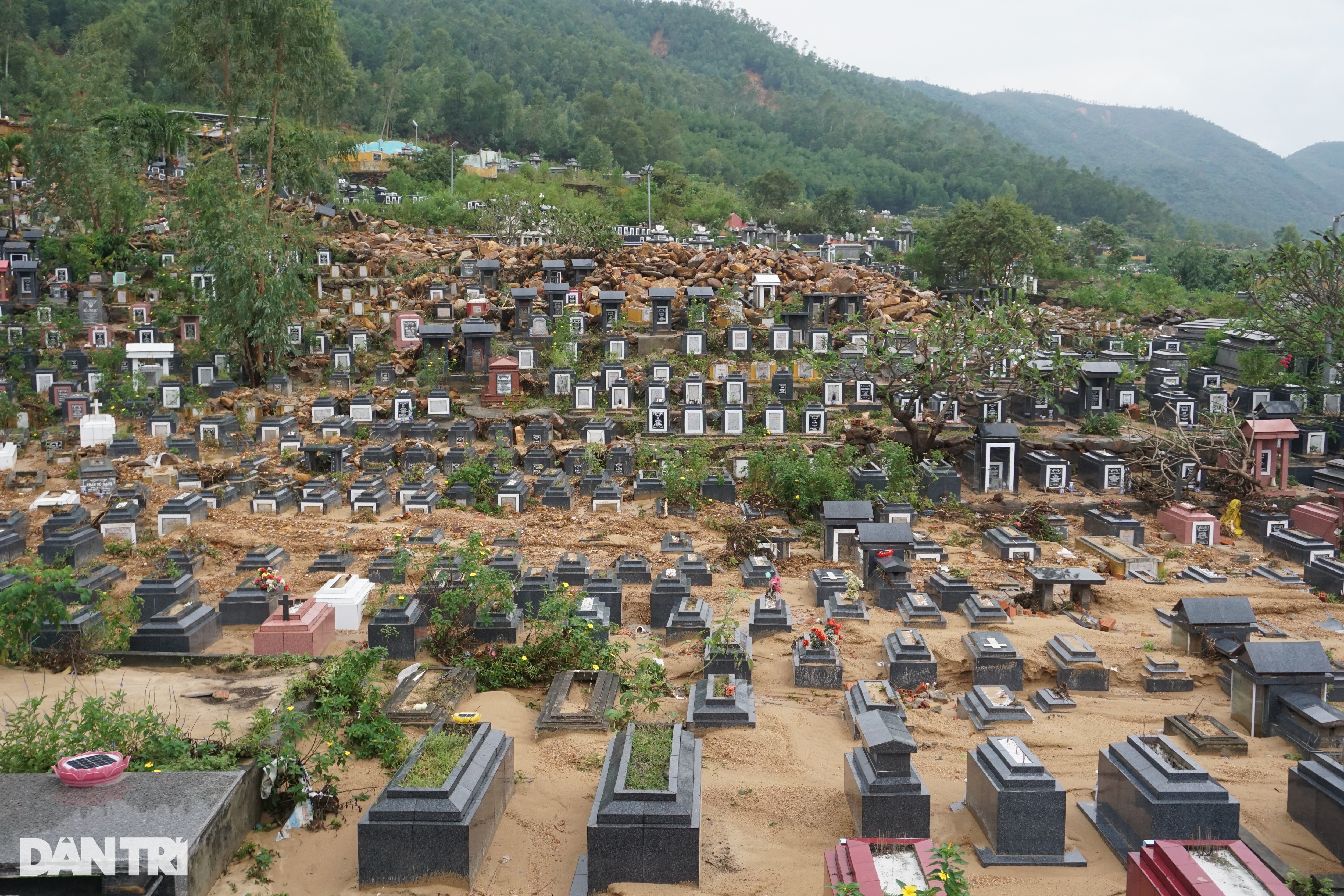 Người dân đau xót, bới tìm hàng trăm ngôi mộ ở Đà Nẵng bị lũ ống vùi lấp - 7