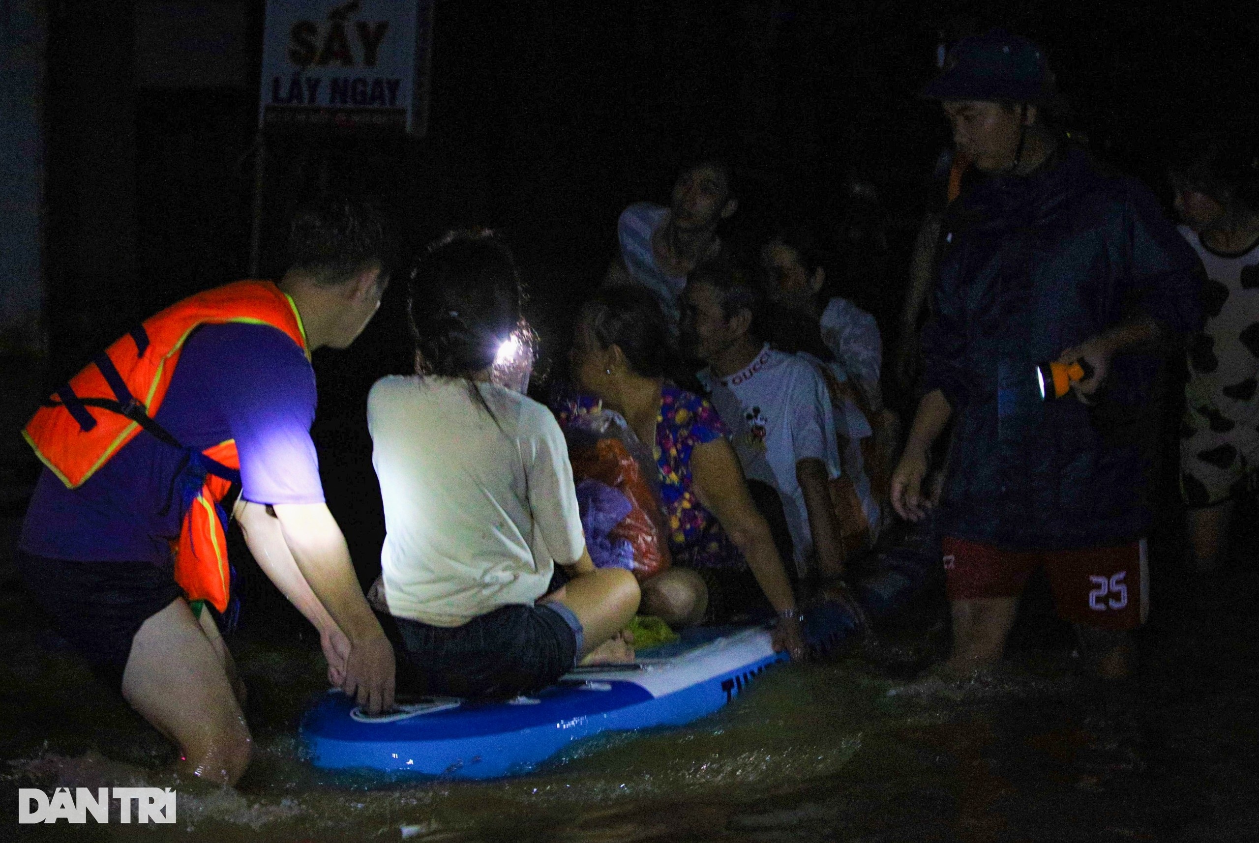 Đà Nẵng: Nam sinh viên lao vào dòng nước lũ cứu người gặp nạn trong đêm - 2