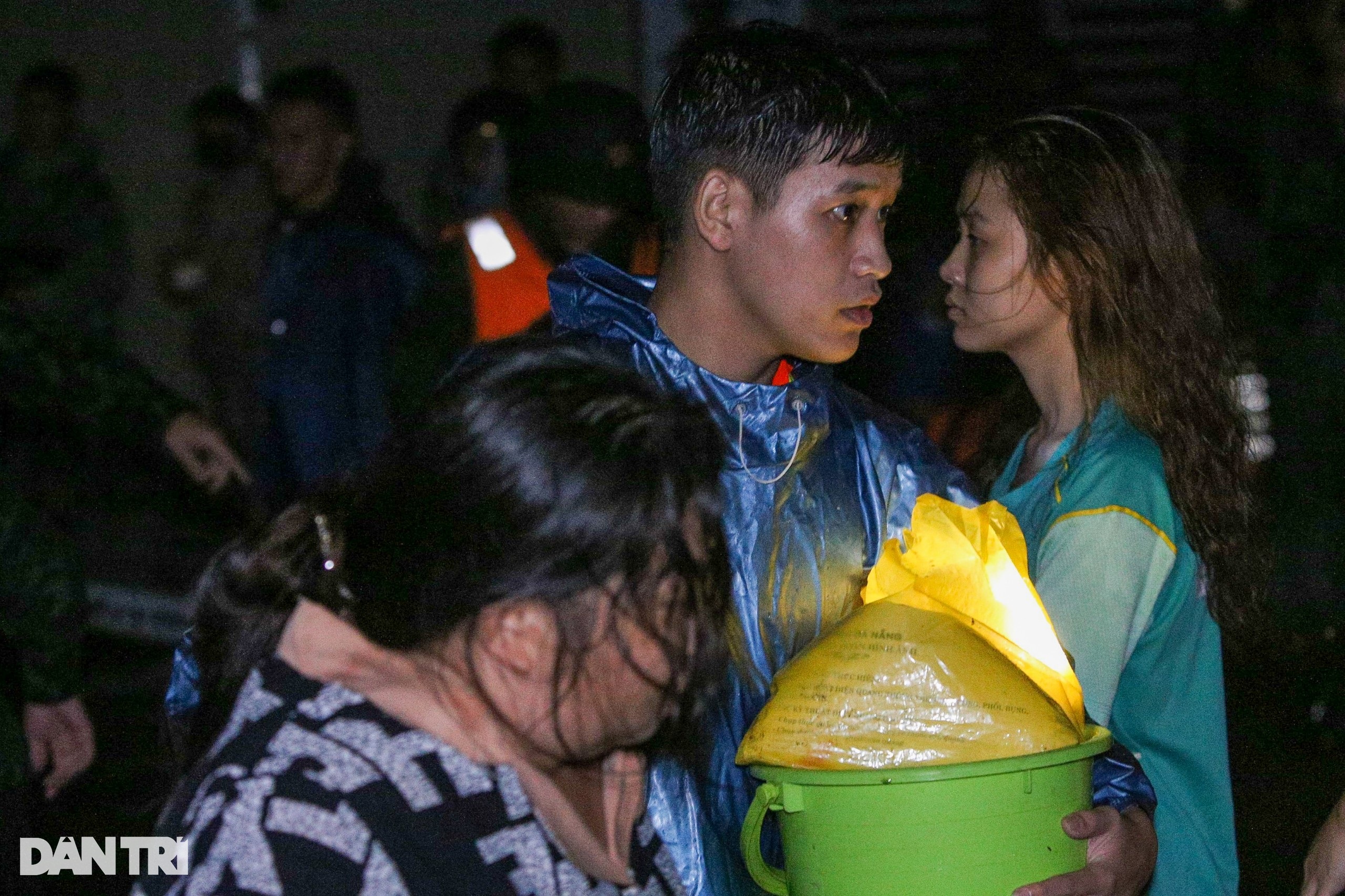 Đà Nẵng: Nam sinh viên lao vào dòng nước lũ cứu người gặp nạn trong đêm - 3