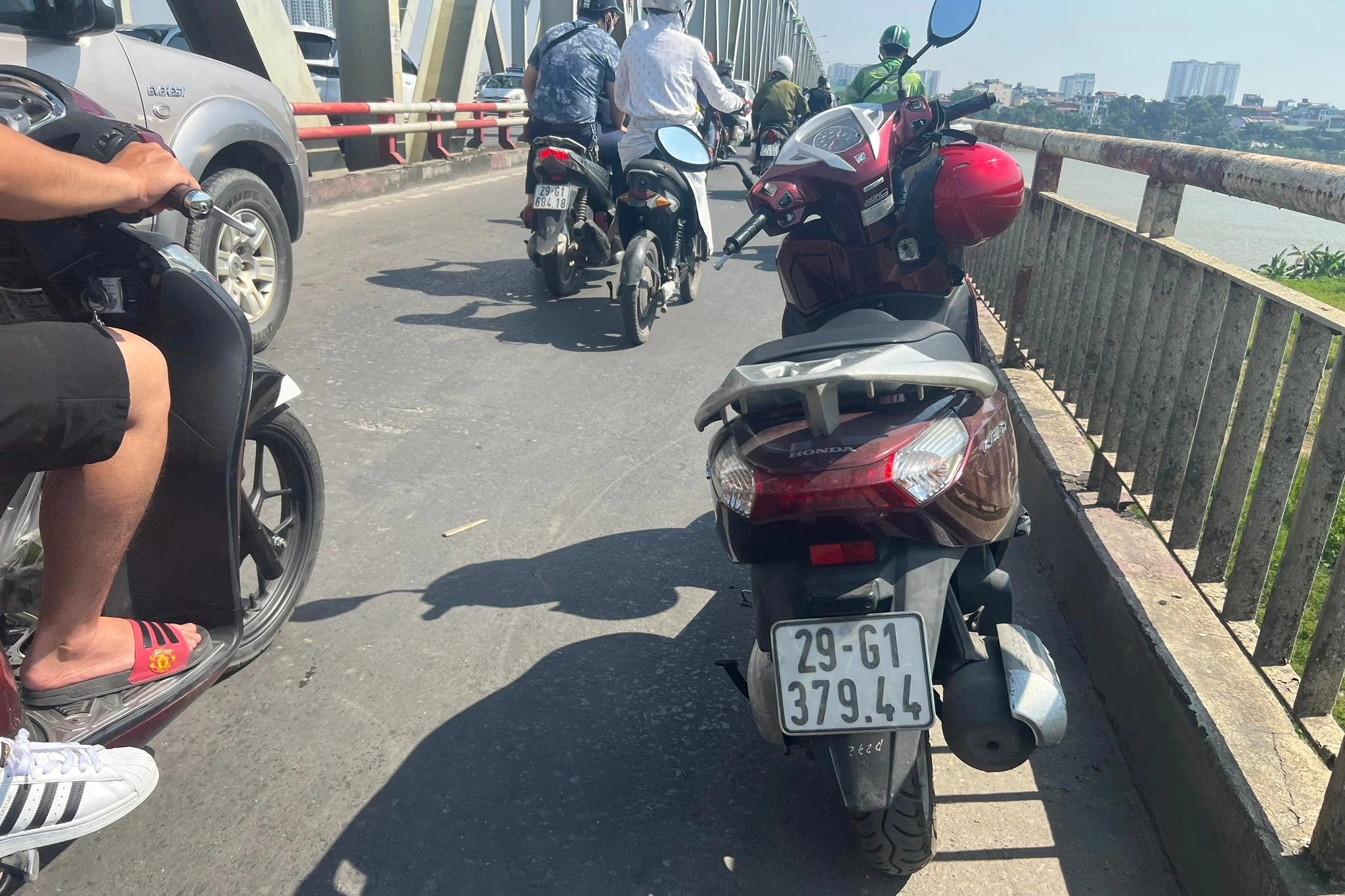 H&agrave; Nội: Người phụ nữ bỏ lại xe m&aacute;y, nhảy cầu Chương Dương - Ảnh 1.