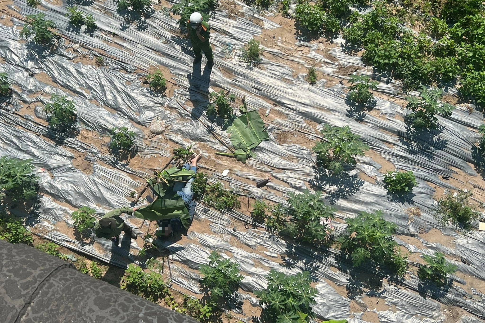 H&agrave; Nội: Người phụ nữ bỏ lại xe m&aacute;y, nhảy cầu Chương Dương - Ảnh 2.