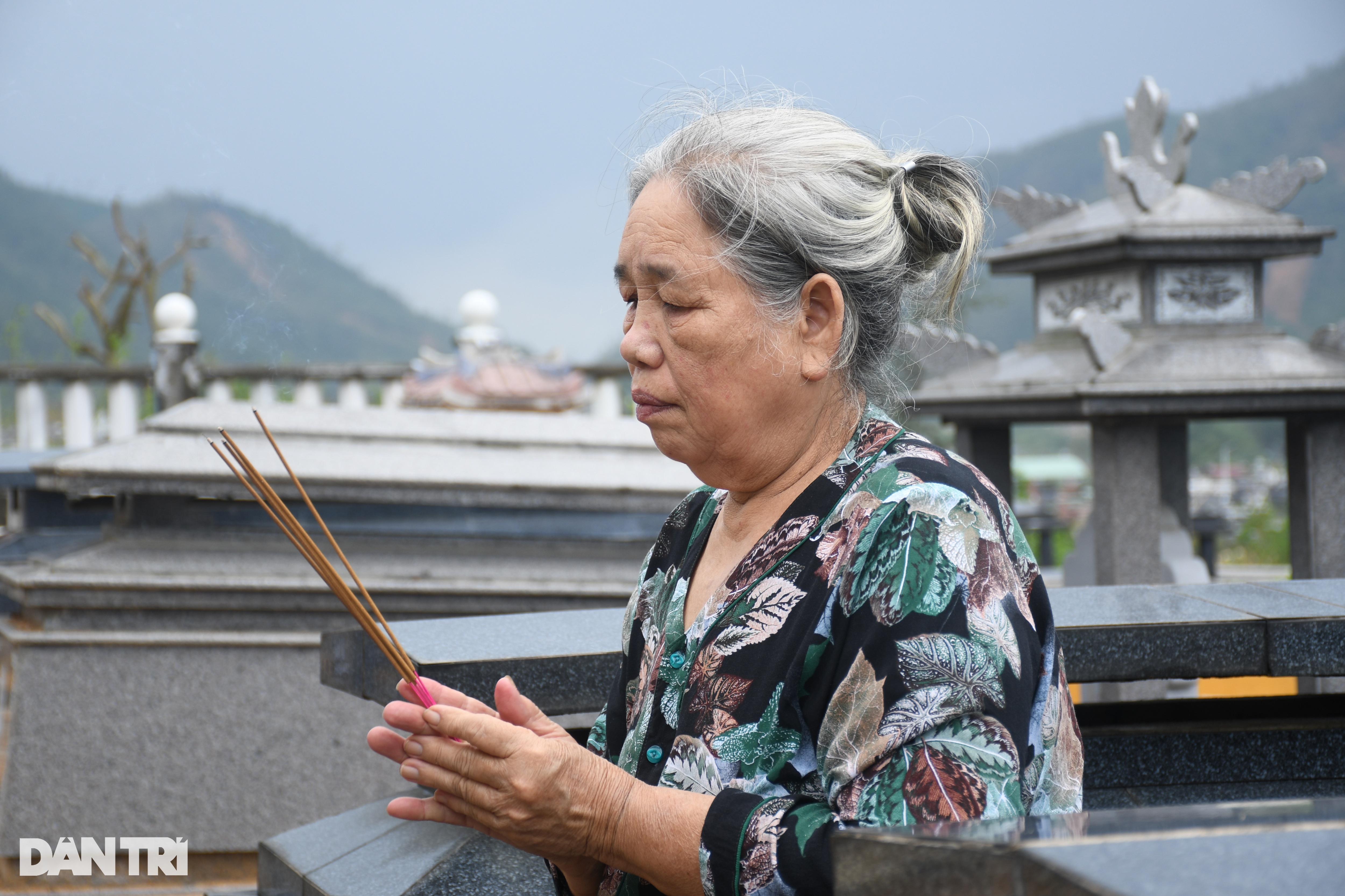 Người dân đau xót, bới tìm hàng trăm ngôi mộ ở Đà Nẵng bị lũ ống vùi lấp - 6 Người dân đau xót, bới tìm hàng trăm ngôi mộ ở Đà Nẵng bị lũ ống vùi lấp - 6