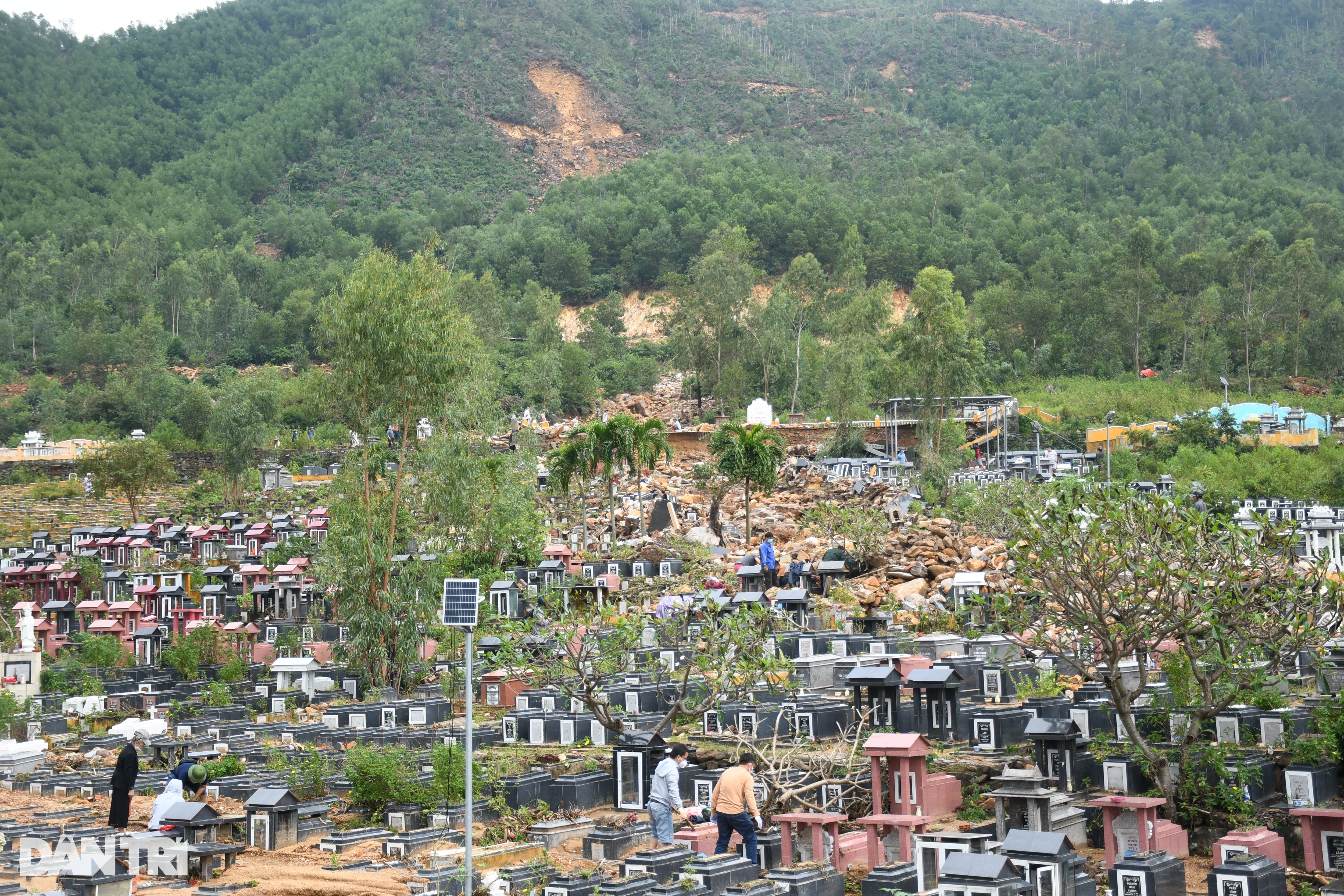 Người dân đau xót, bới tìm hàng trăm ngôi mộ ở Đà Nẵng bị lũ ống vùi lấp - 16