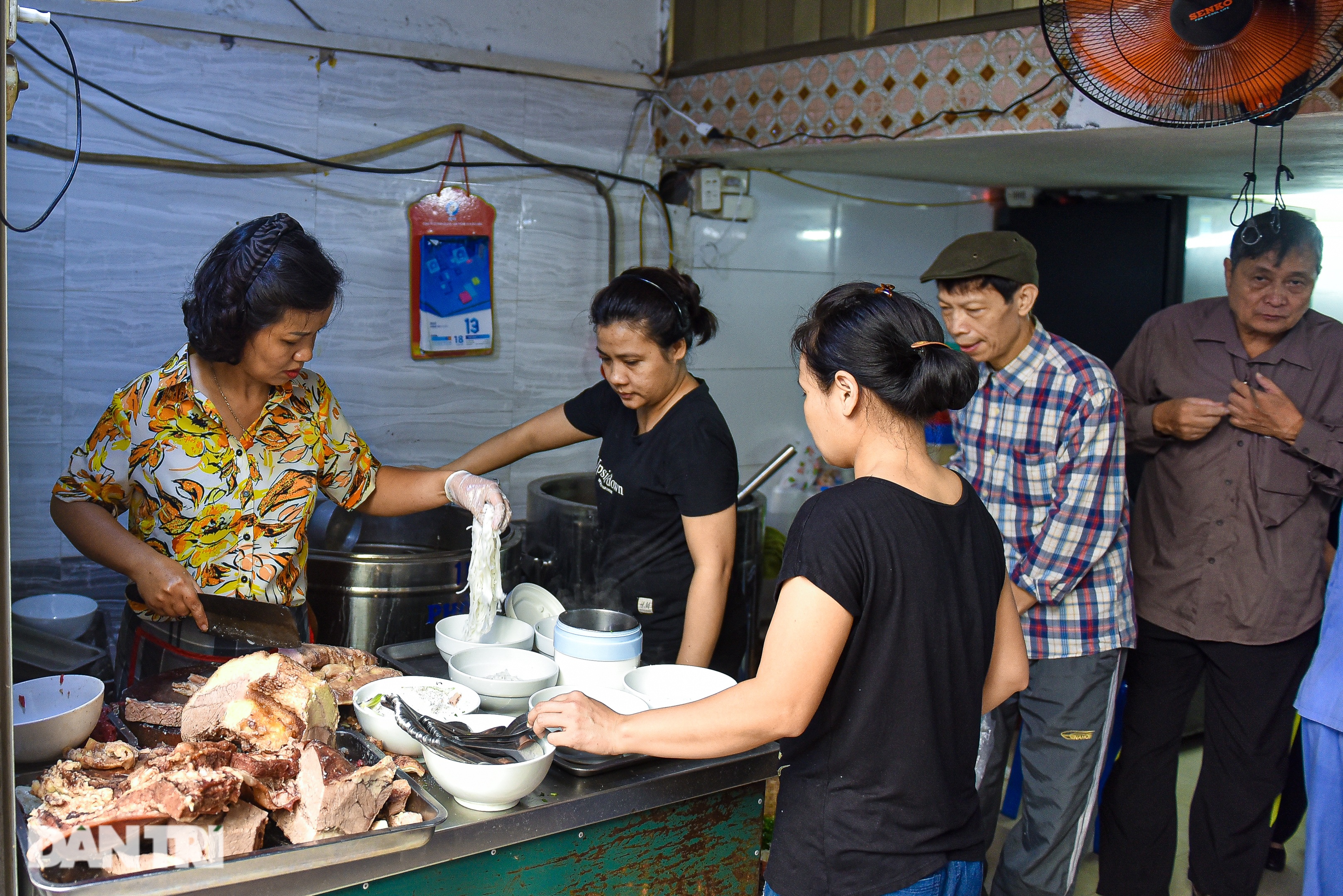 Chủ quán U50, bán trăm bát phở/ngày nhờ… &quot;trí nhớ siêu đỉnh&quot;  - Ảnh 1.