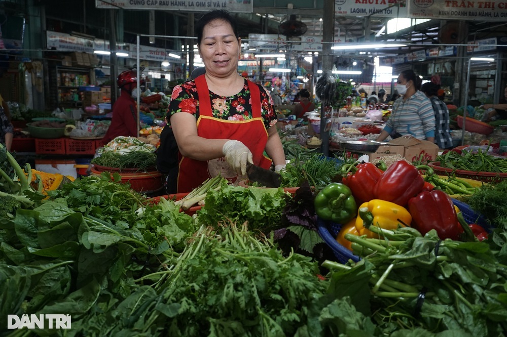 Sau mưa lũ, cầm 100.000 đồng đi chợ mua được mỗi mớ cải xanh, rau thơm - Ảnh 1.