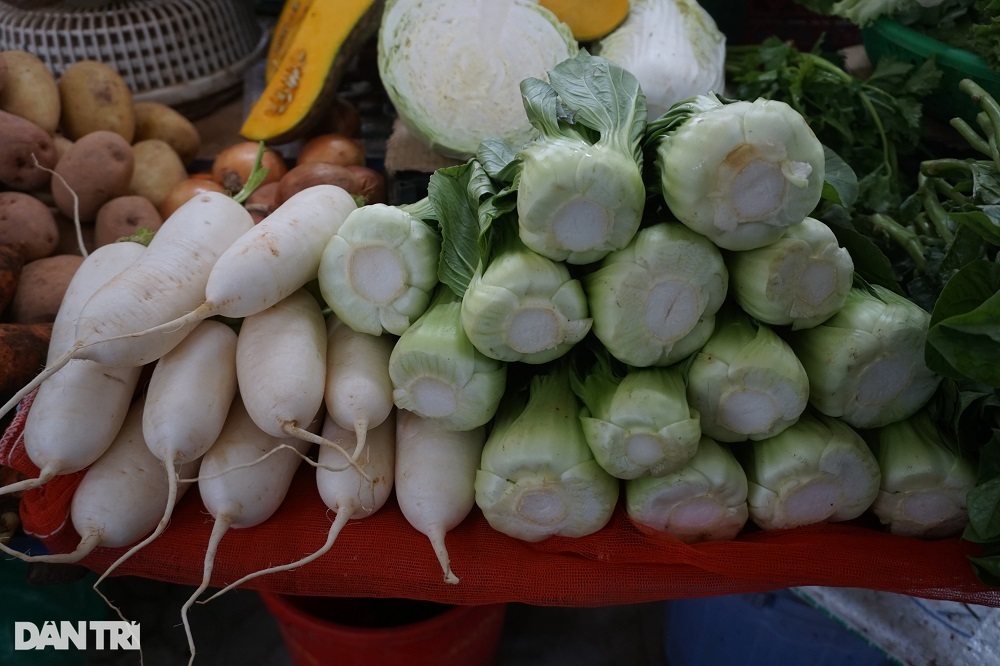 Sau mưa lũ, cầm 100.000 đồng đi chợ mua được mỗi mớ cải xanh, rau thơm - Ảnh 2.