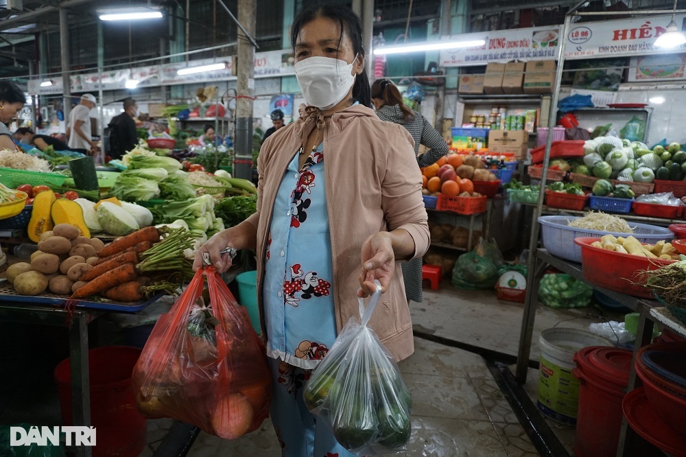 Sau mưa lũ, cầm 100.000 đồng đi chợ mua được mỗi mớ cải xanh, rau thơm - Ảnh 3.