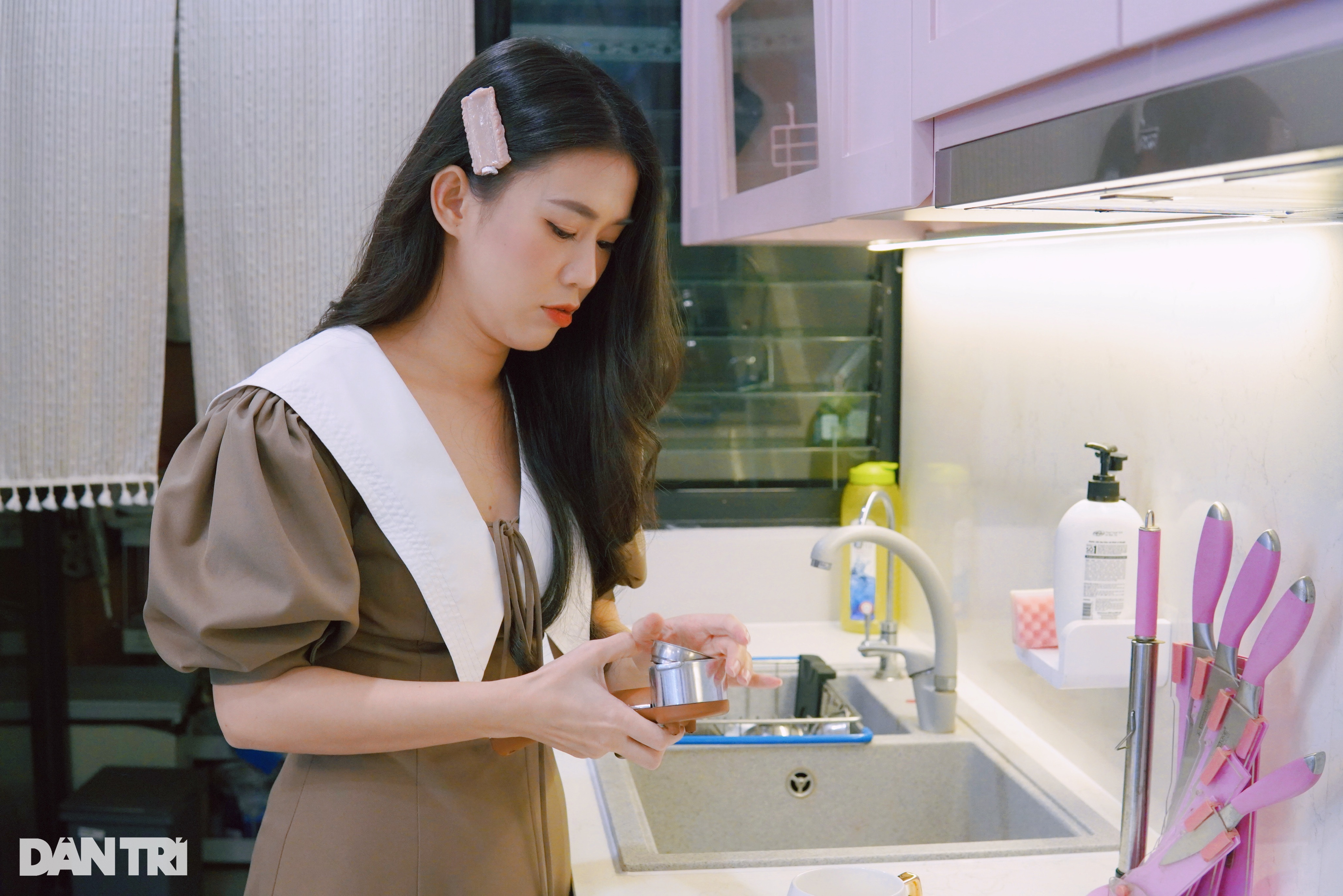 Hot girl Ngọc Thảo: 19 tuổi bị quấy rối, tôi thấy cuộc sống là màu đen