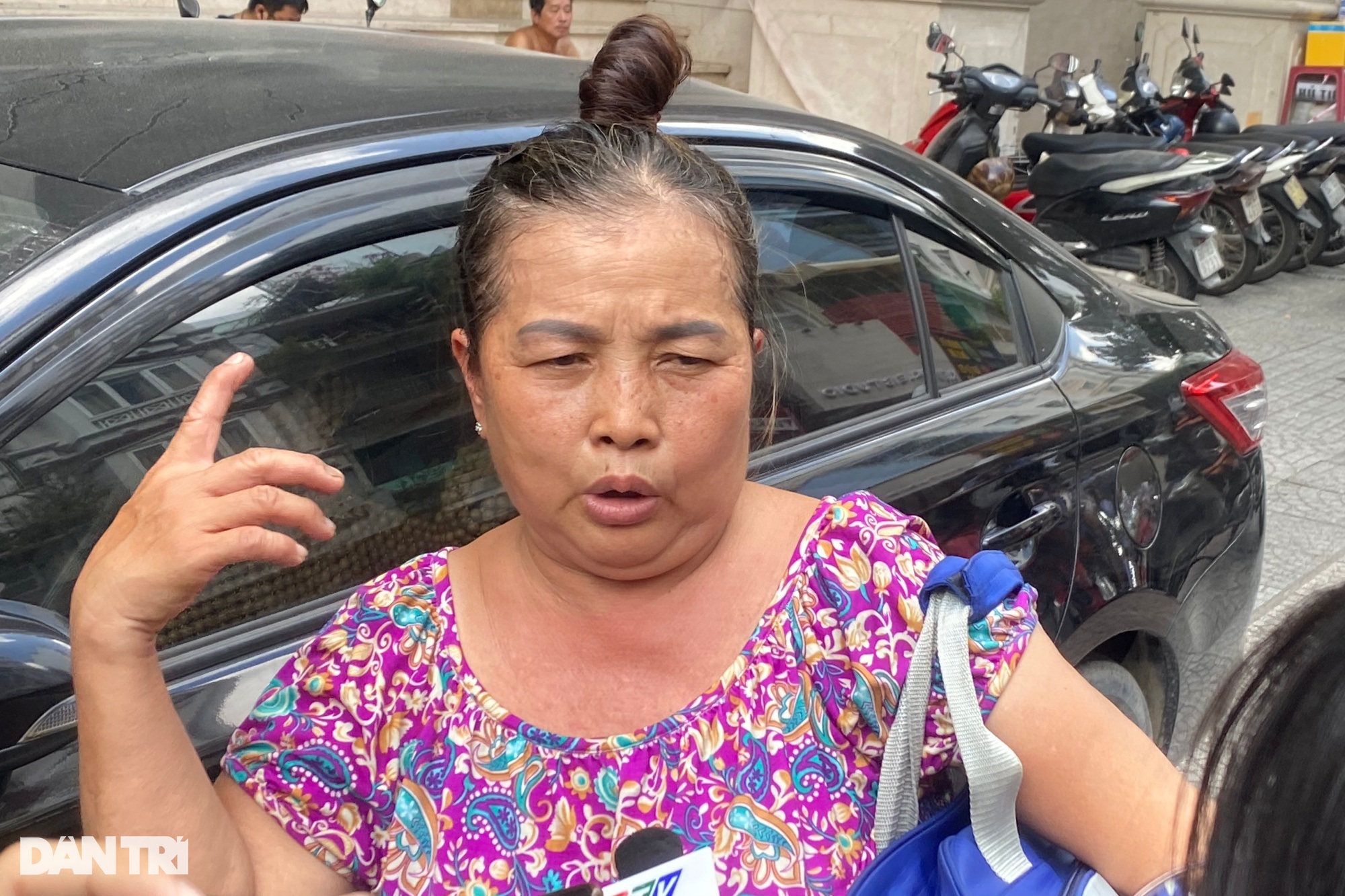 Cõng người thân, ôm đồ tháo chạy khỏi đám cháy gần chợ Bến Thành - 2 Cõng người thân, ôm đồ tháo chạy khỏi đám cháy gần chợ Bến Thành - 2
