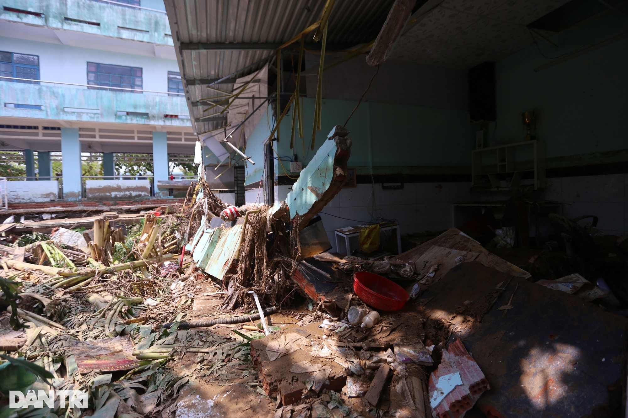 Nhà mới xây đổ nát tan hoang sau trận mưa ngập lịch sử - 3