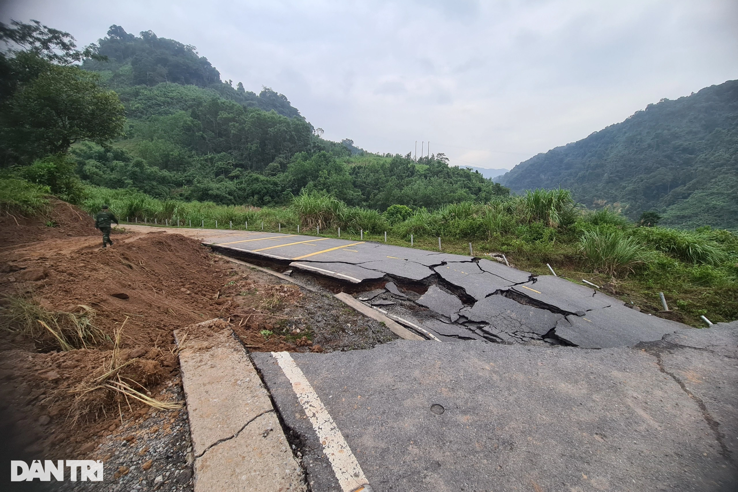 Phó Thủ tướng Lê Văn Thành kiểm tra tuyến đường bị dịch chuyển 6m - 4
