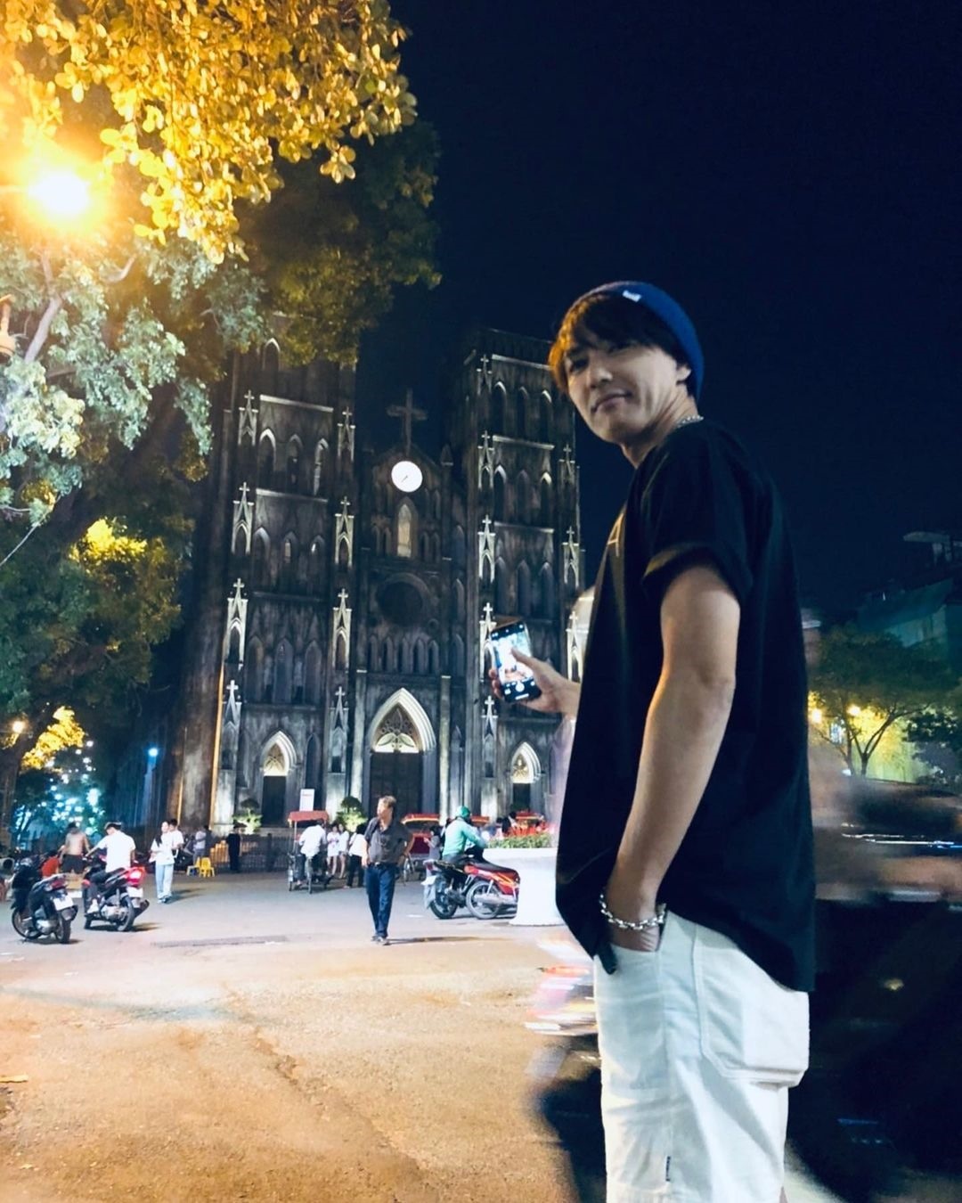 View - "Siêu nhân Gao" thăm nhà tù Hỏa Lò, uống cafe trứng, ăn bánh xèo Hà Nội | Báo Dân trí