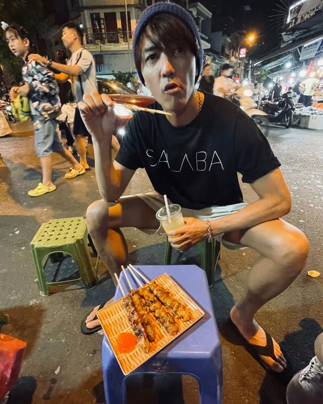 View - "Siêu nhân Gao" thăm nhà tù Hỏa Lò, uống cafe trứng, ăn bánh xèo Hà Nội | Báo Dân trí