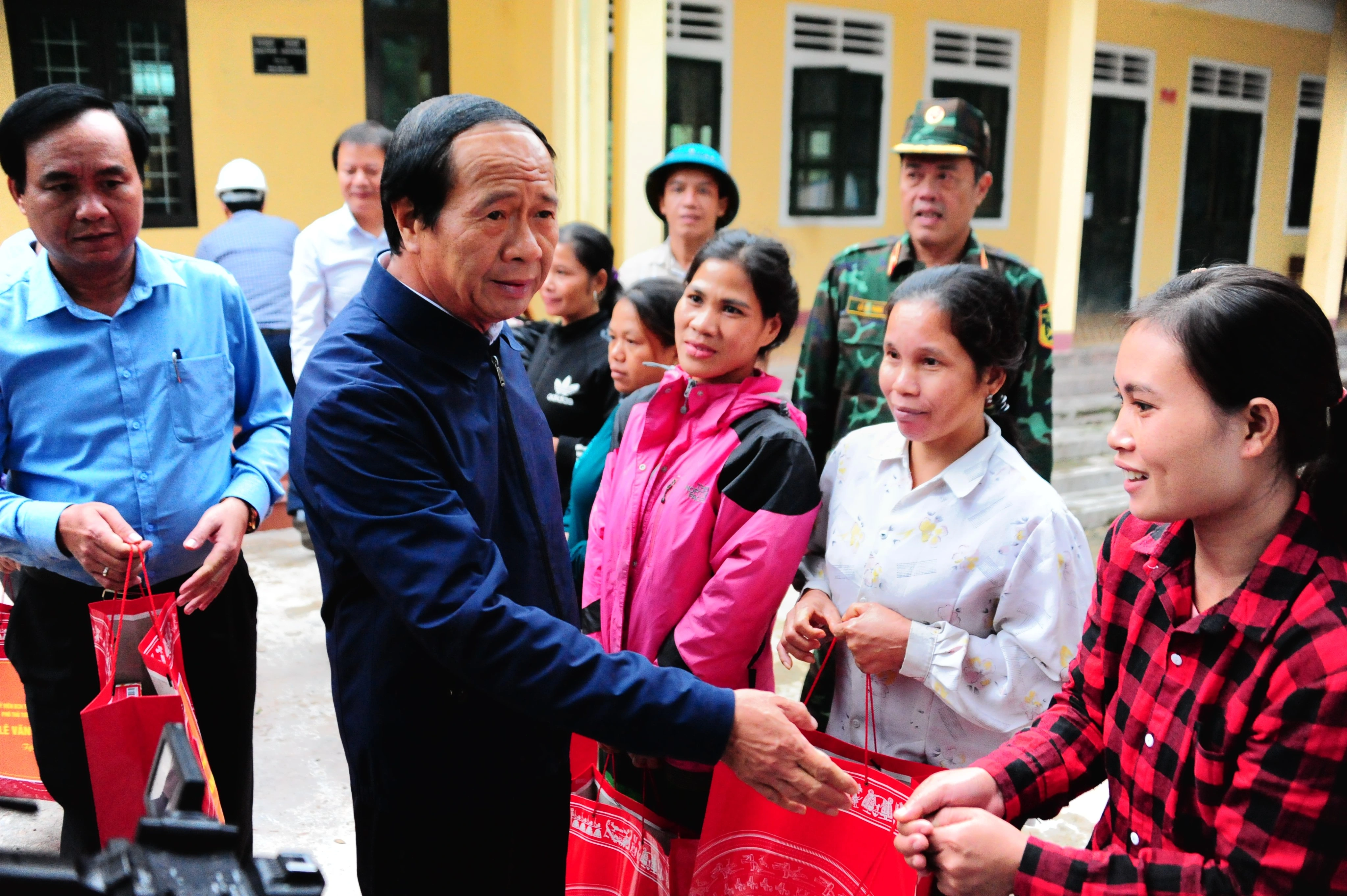 Phó Thủ tướng Lê Văn Thành kiểm tra tuyến đường bị dịch chuyển 6m - 6