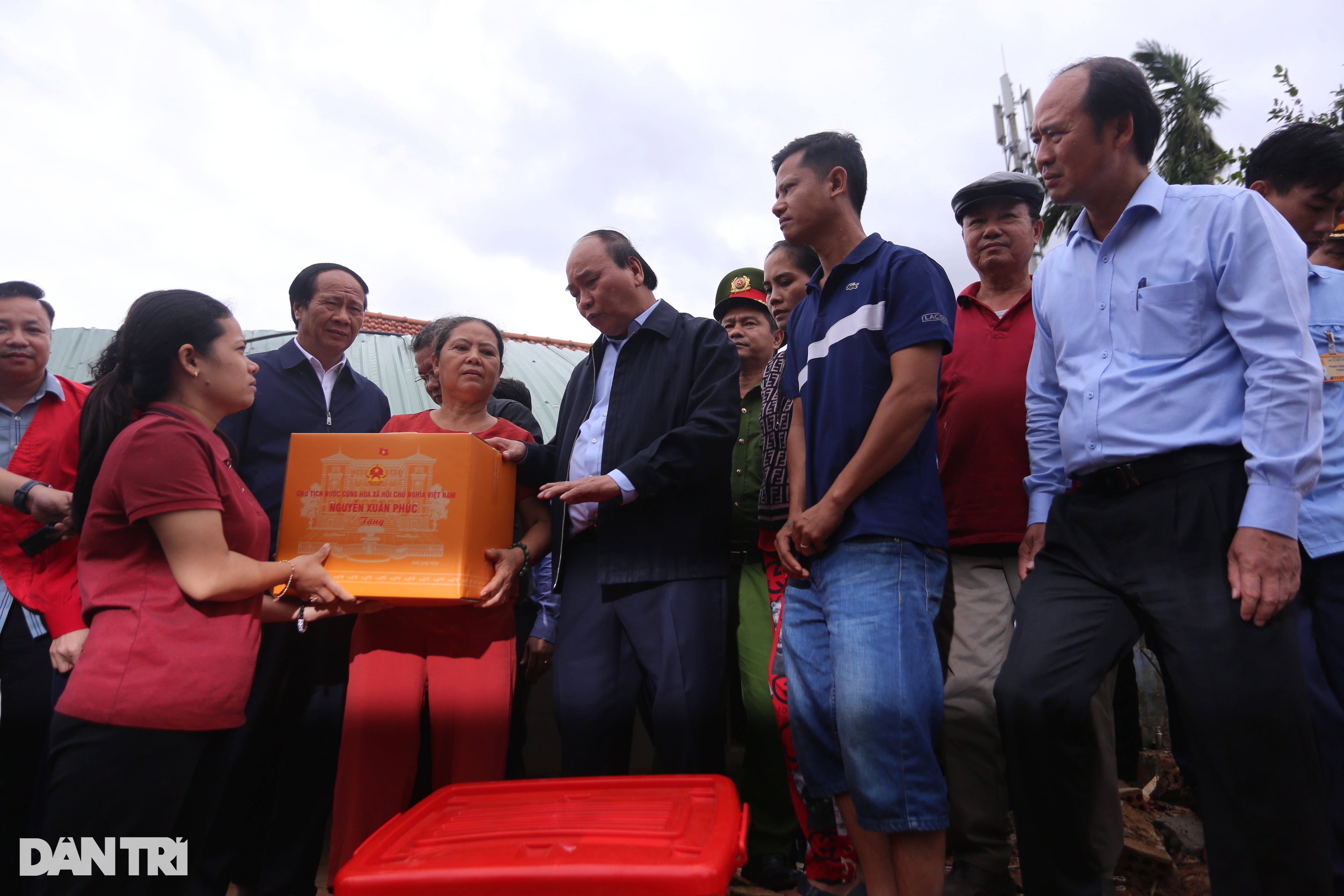 Chủ tịch nước thăm người dân vùng ngập lũ, sạt lở tại Đà Nẵng - 2 Chủ tịch nước thăm người dân vùng ngập lũ, sạt lở tại Đà Nẵng - 2