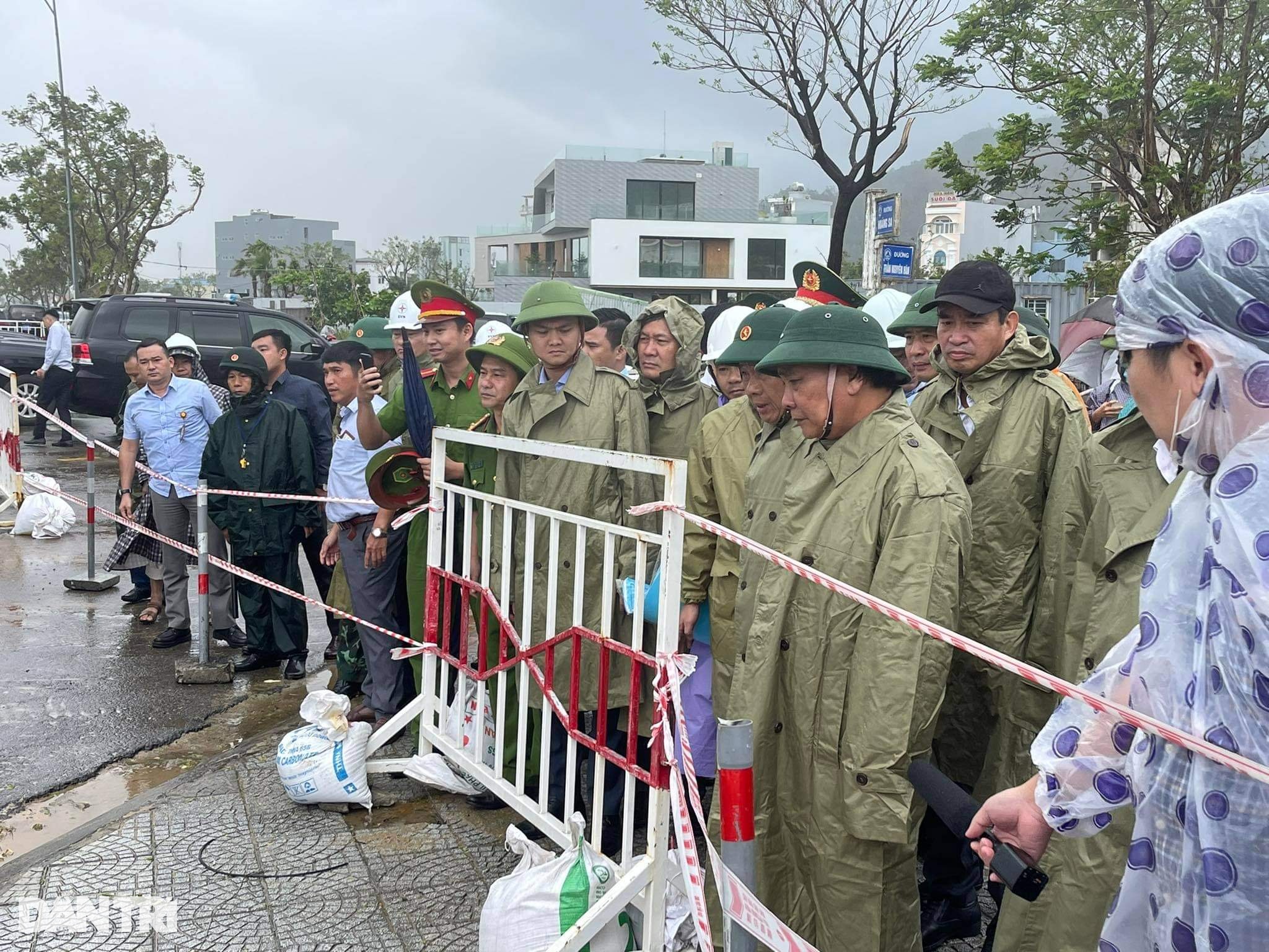 Chủ tịch nước thăm người dân vùng ngập lũ, sạt lở tại Đà Nẵng - 3