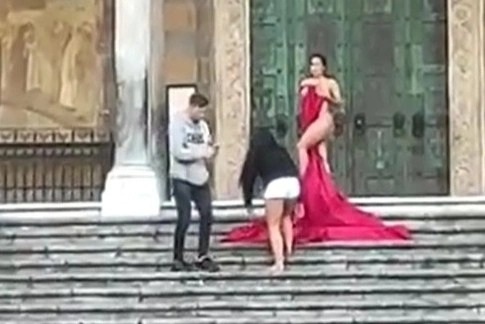 Nữ du khách bán khỏa thân, tạo dáng phản cảm trước cửa nhà thờ ở Italy - 1