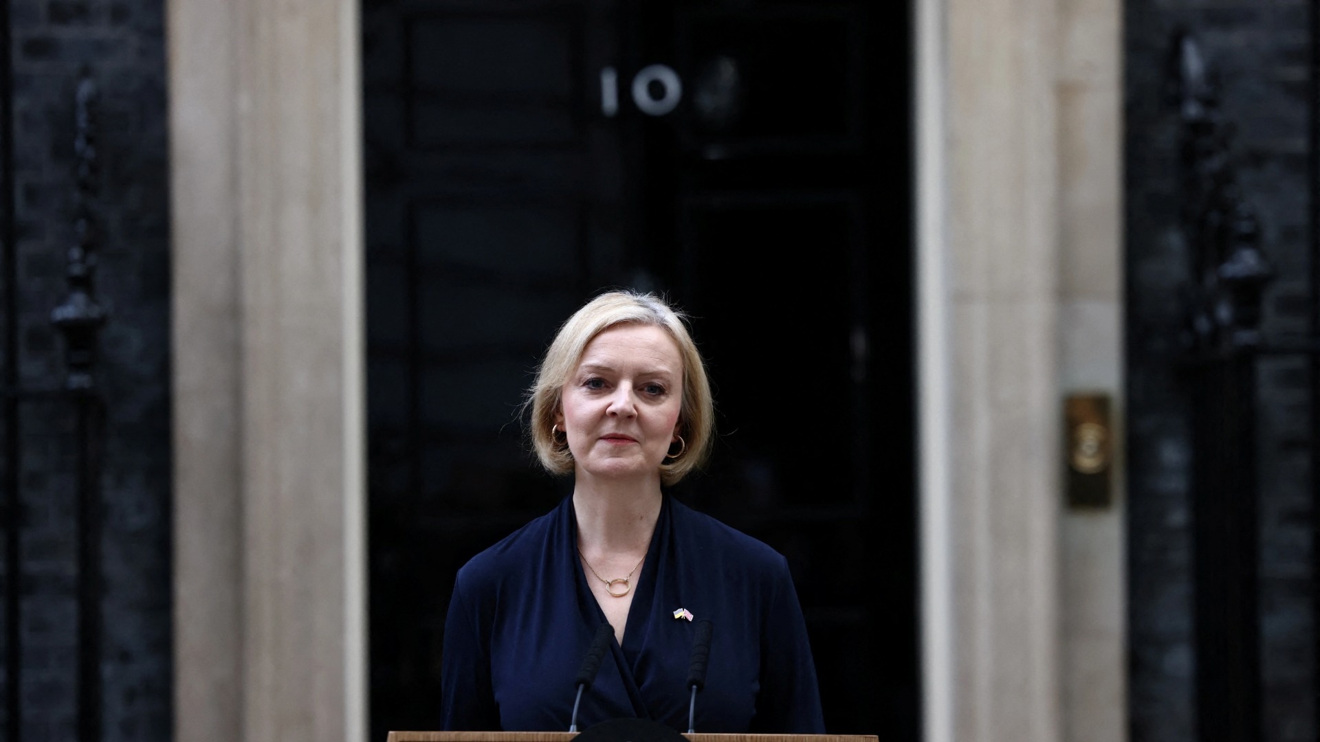 "Cú sảy chân" khiến bà Liz Truss khép lại nhiệm kỳ thủ tướng Anh chóng vánh
