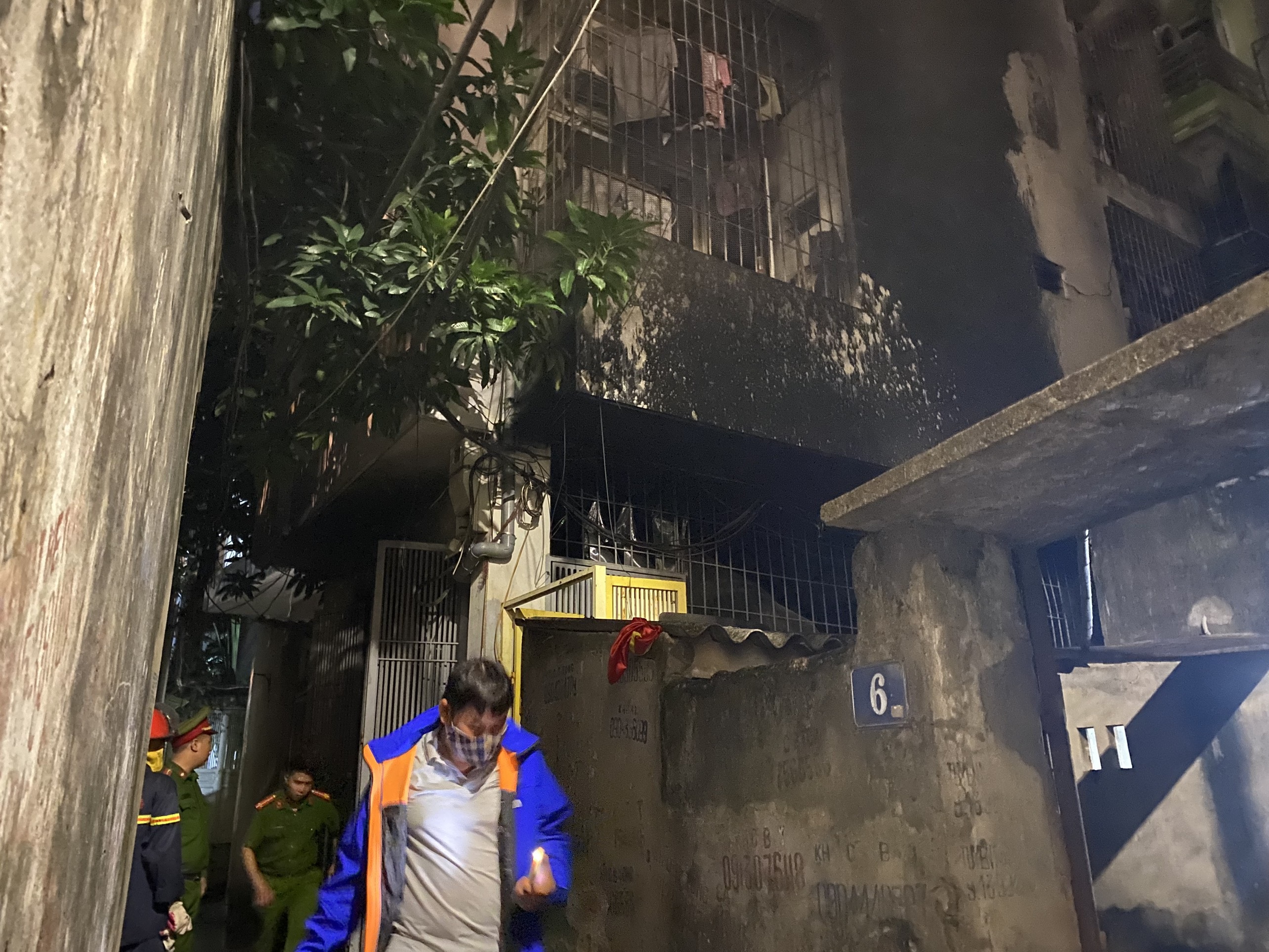 Cháy chung cư mini ở Hà Nội, cảnh sát giải cứu 11 người - 1