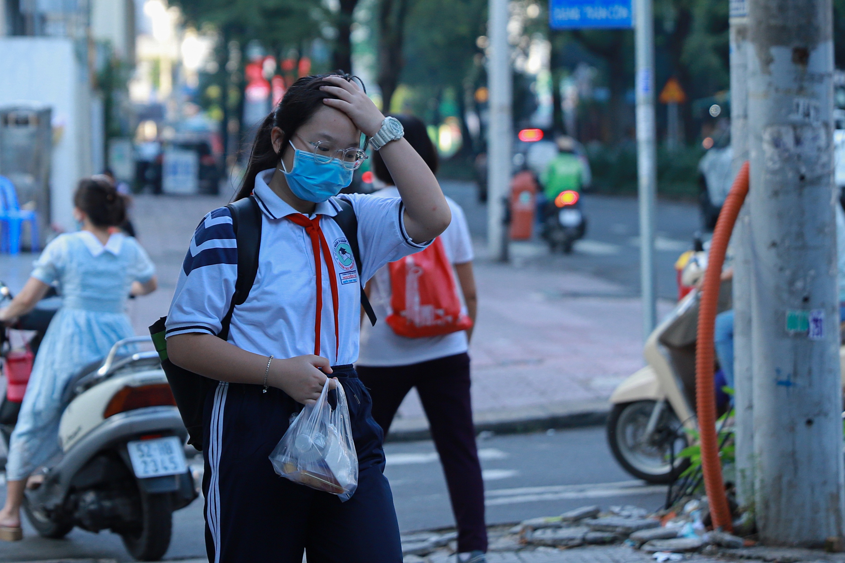 Con dậy đi học từ 5 giờ sáng và nỗi lòng chiếc bánh thiu trong cặp - Ảnh 3.