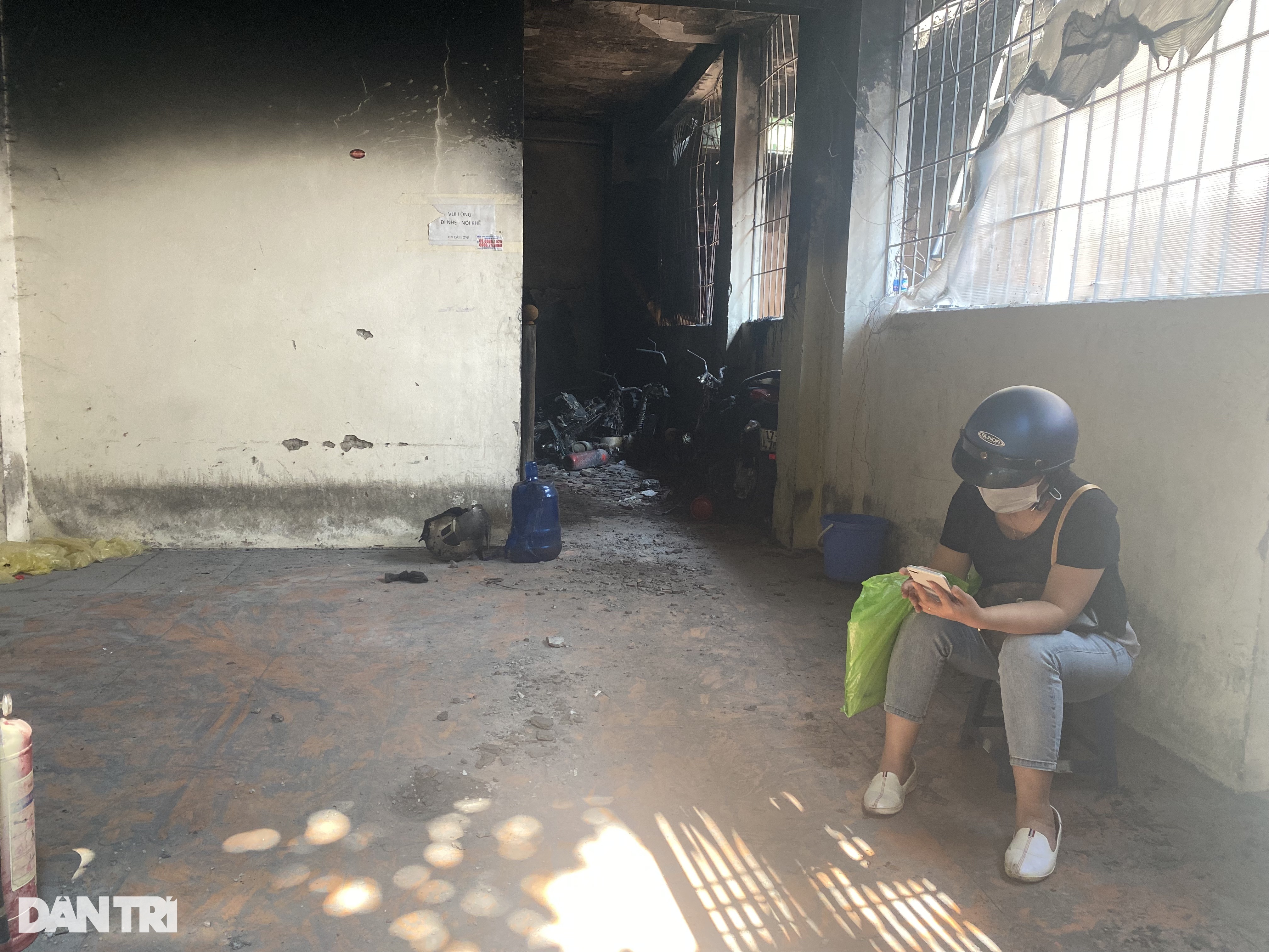 Cô gái ôm chặt lính cứu hỏa khóc nức nở: Tôi như được sinh ra một lần nữa - 4 Cô gái ôm chặt lính cứu hỏa khóc nức nở: Tôi như được sinh ra một lần nữa - 4