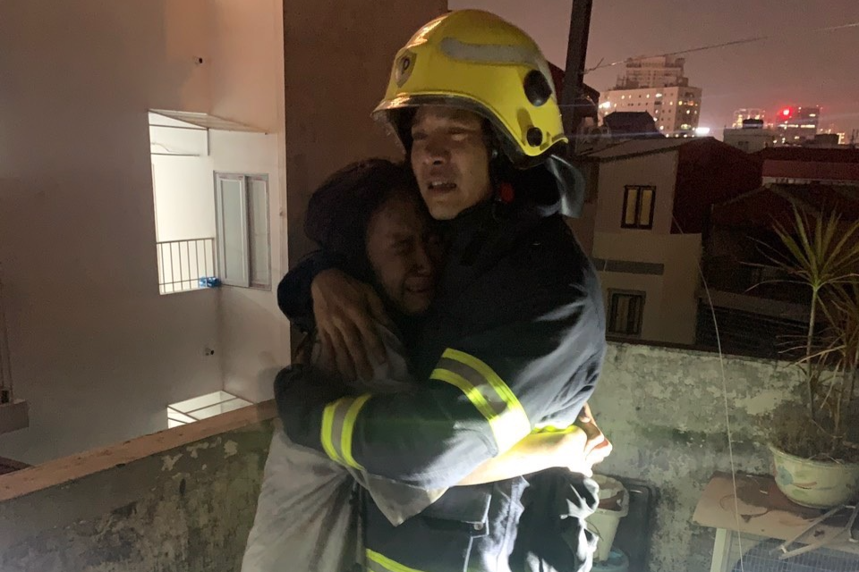Cô gái ôm chặt lính cứu hỏa khóc nức nở: Tôi như được sinh ra một lần nữa - 1