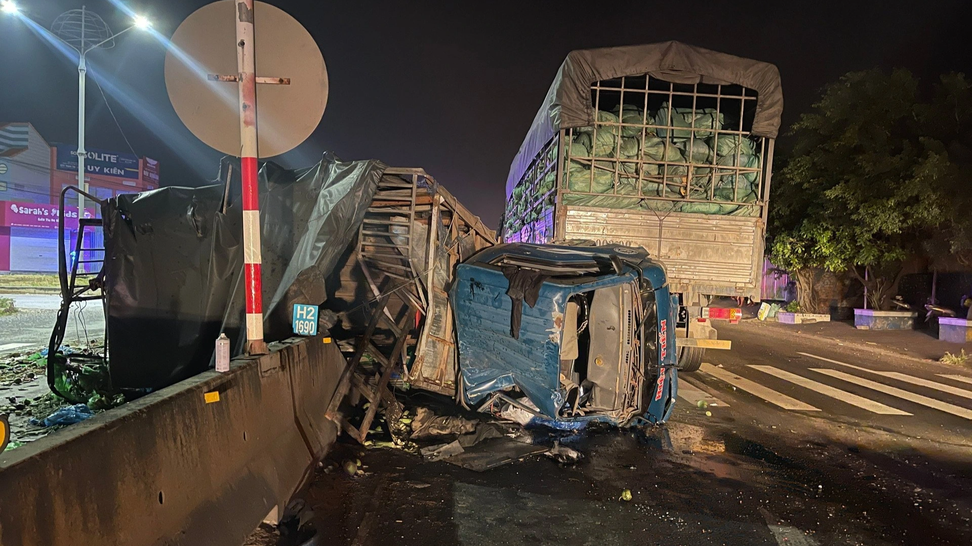 Tai nạn giữa 2 ô tô và xe container, 2 người thương vong - 1