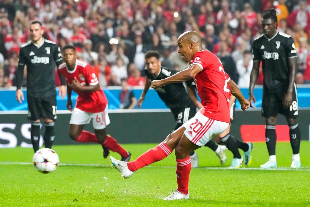 Thua sốc Benfica, Juventus bị loại sớm ở vòng bảng Champions League - 3