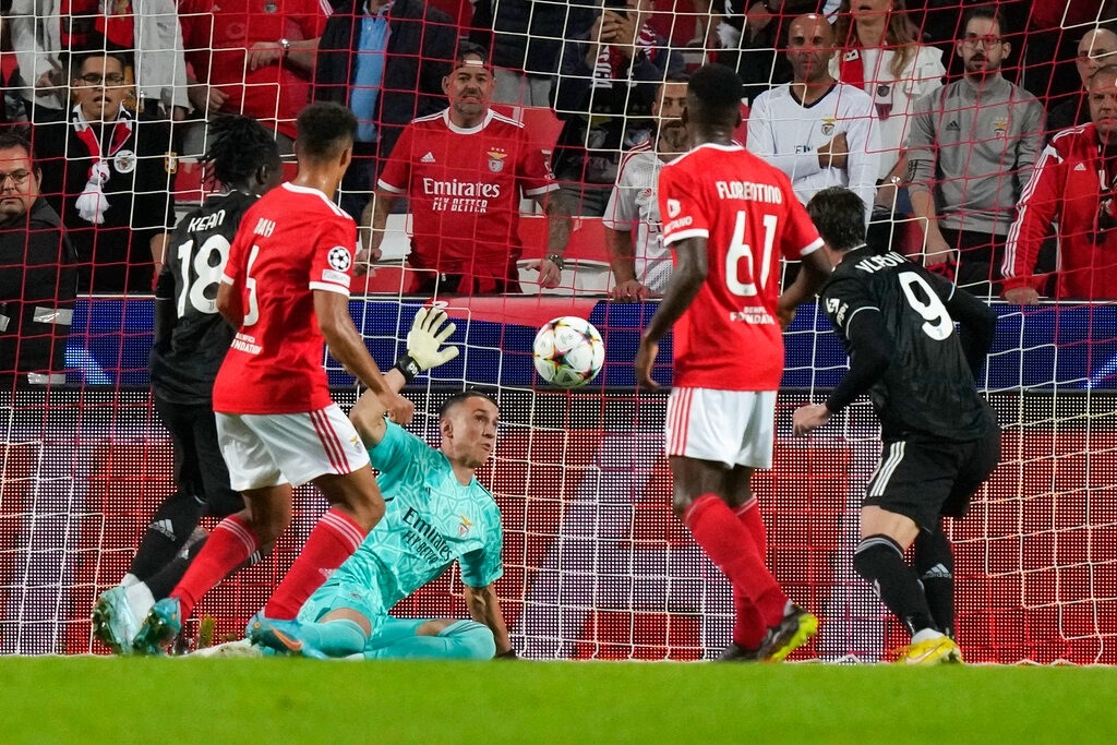 Thua sốc Benfica, Juventus bị loại sớm ở vòng bảng Champions League - 2