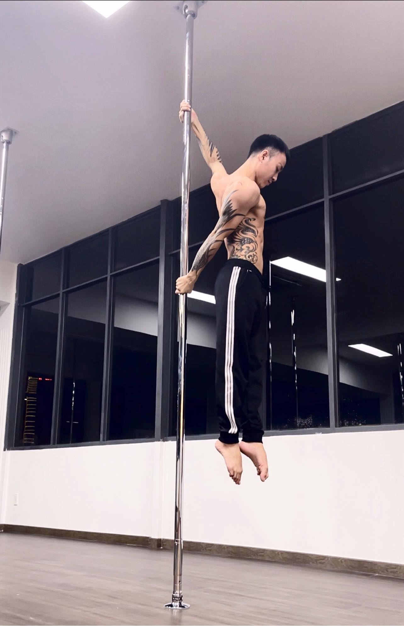 Chàng trai đi giày cao gót dạy múa cột giành 7 giải thưởng quốc tế - 5 Chàng trai đi giày cao gót dạy múa cột giành 7 giải thưởng quốc tế - 5