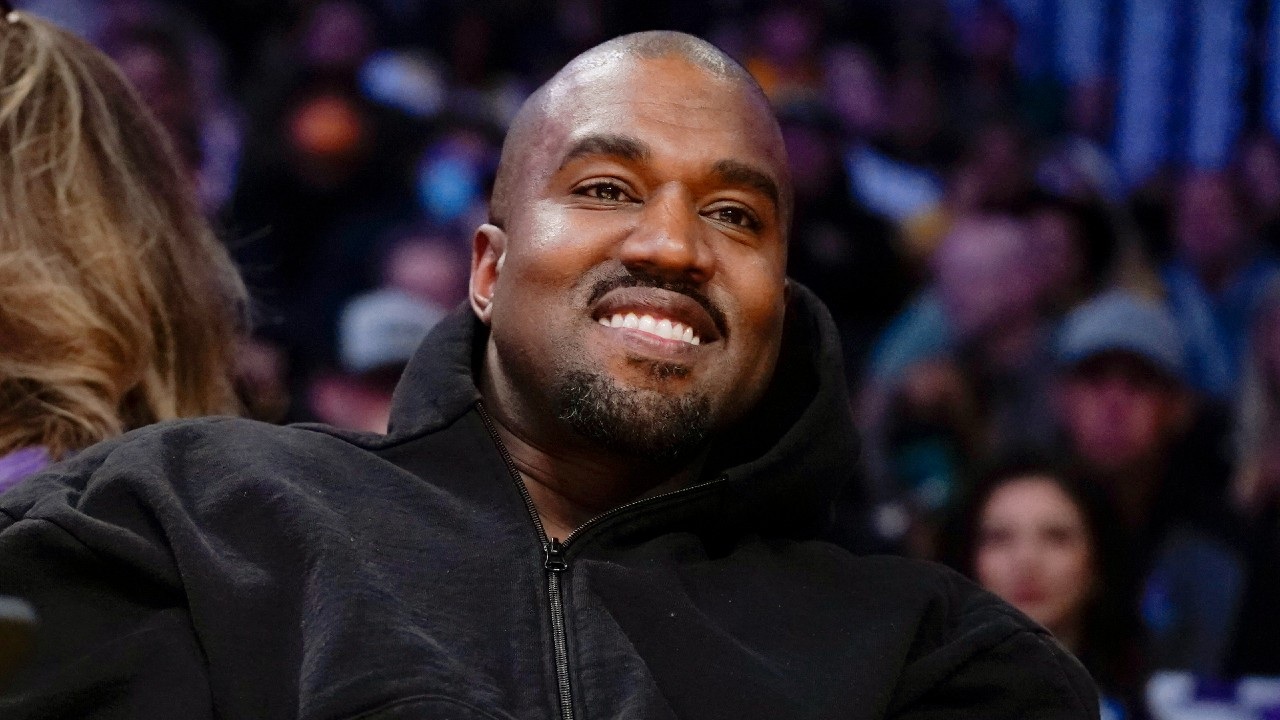 Sau phát ngôn bất ổn, Kanye West bay màu khỏi danh sách tỷ phú USD - 1