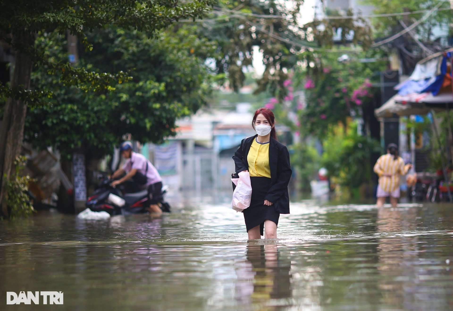 TPHCM: Mưa lớn kết hợp triều cường, người dân đi lại khó khăn - 1