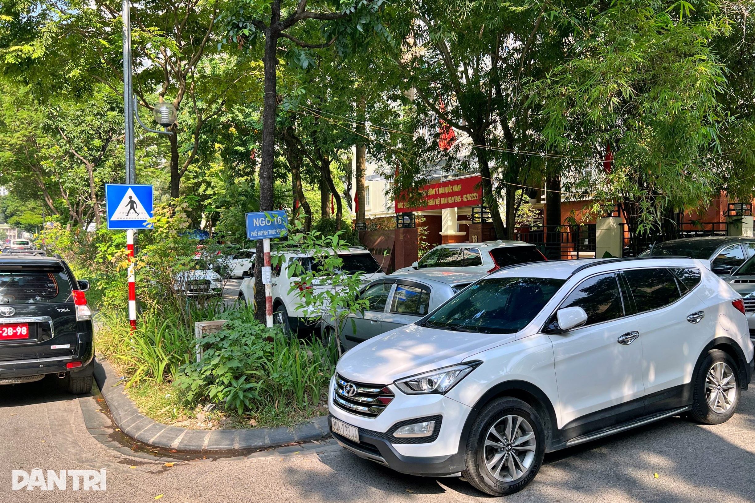 Hà Nội: Ô tô quây trụ sở công, đỗ kín lối dành cho người đi bộ - 1 Hà Nội: Ô tô quây trụ sở công, đỗ kín lối dành cho người đi bộ - 1