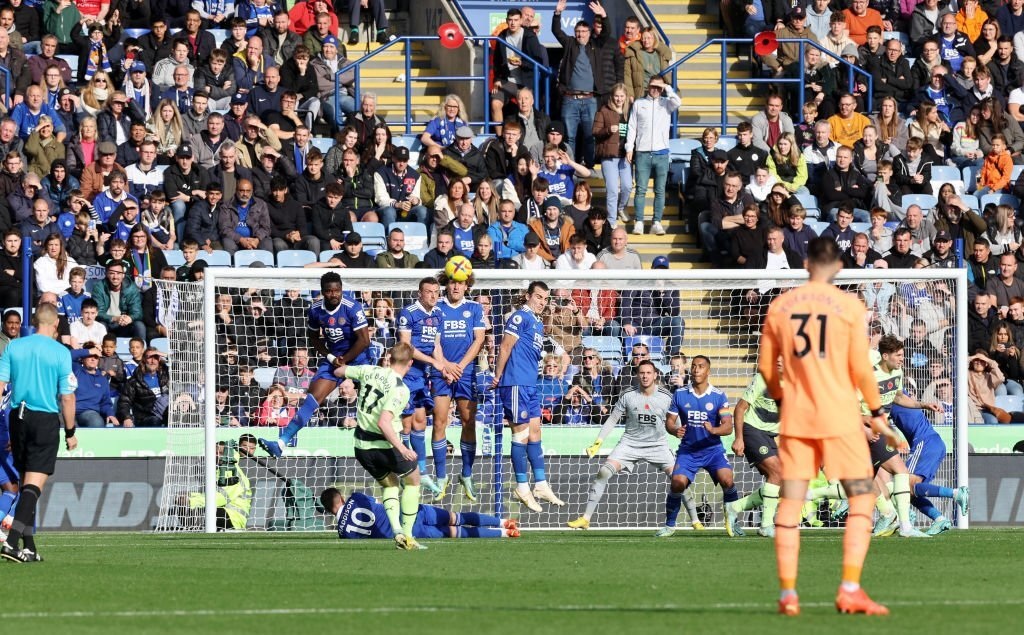 Man City lên ngôi đầu bảng, Chelsea thua thảm trước Brighton - 1