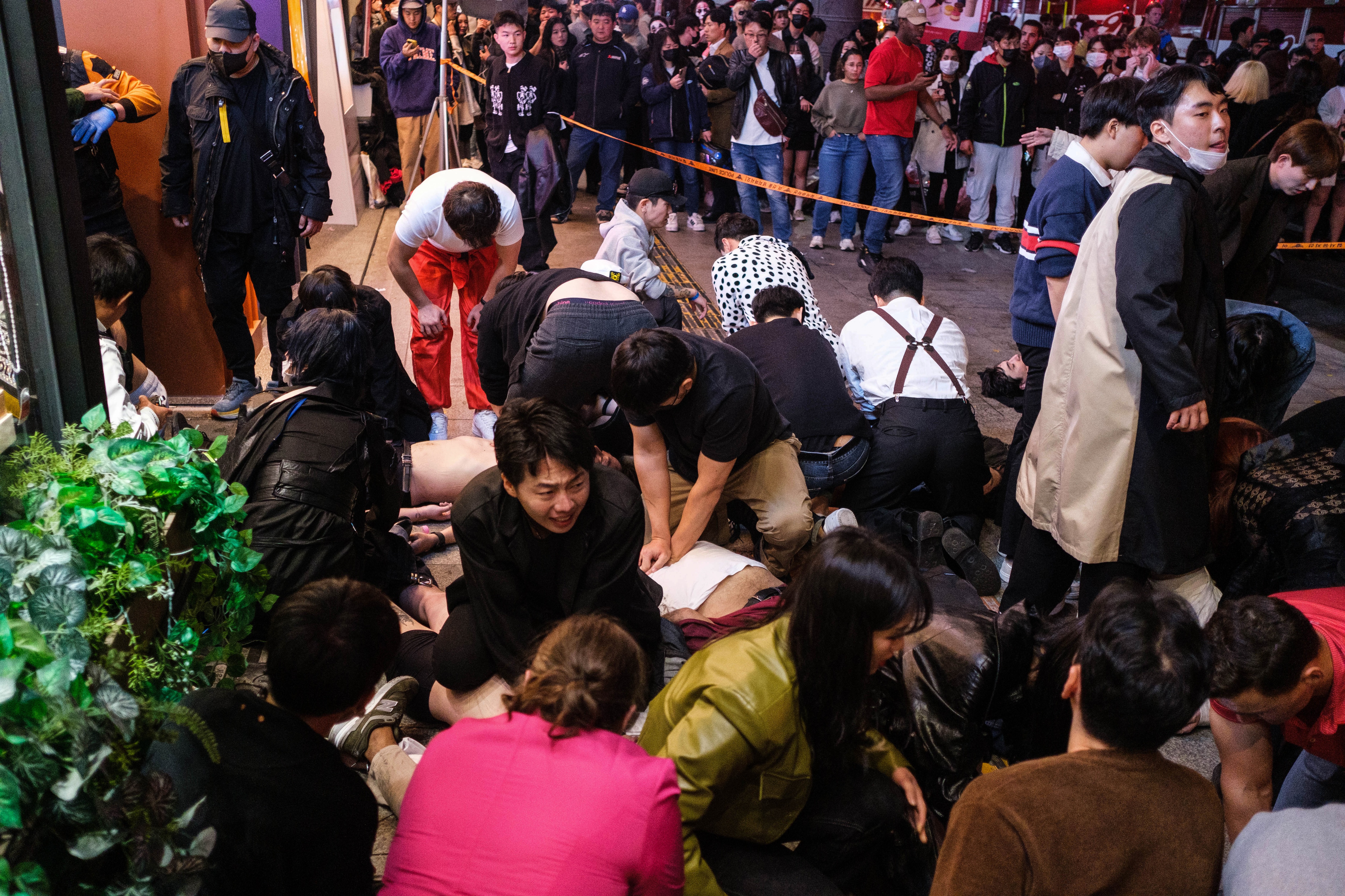 Phố đêm không ngủ ở Seoul: Thảm kịch trong đám đông 100.000 người - 1