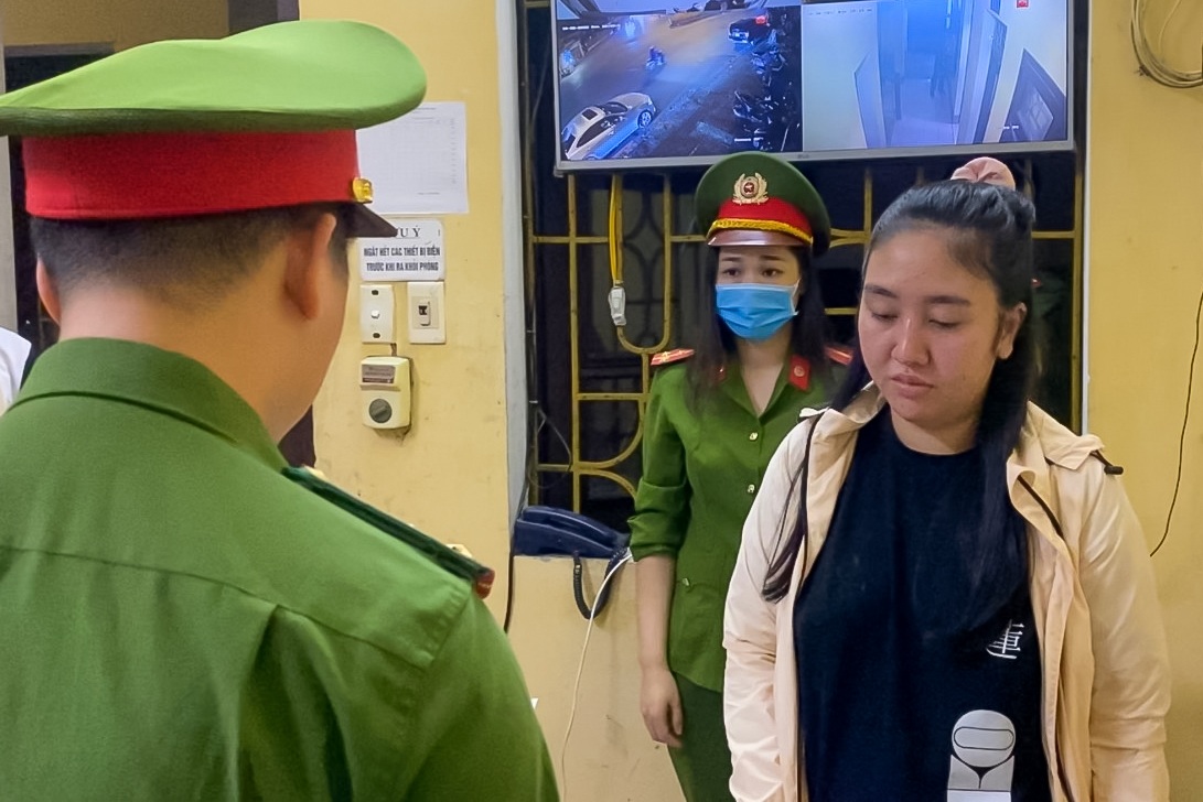 Bắt nữ giám đốc ở Đà Nẵng lợi dụng chuyến bay giải cứu để lừa đảo - 1