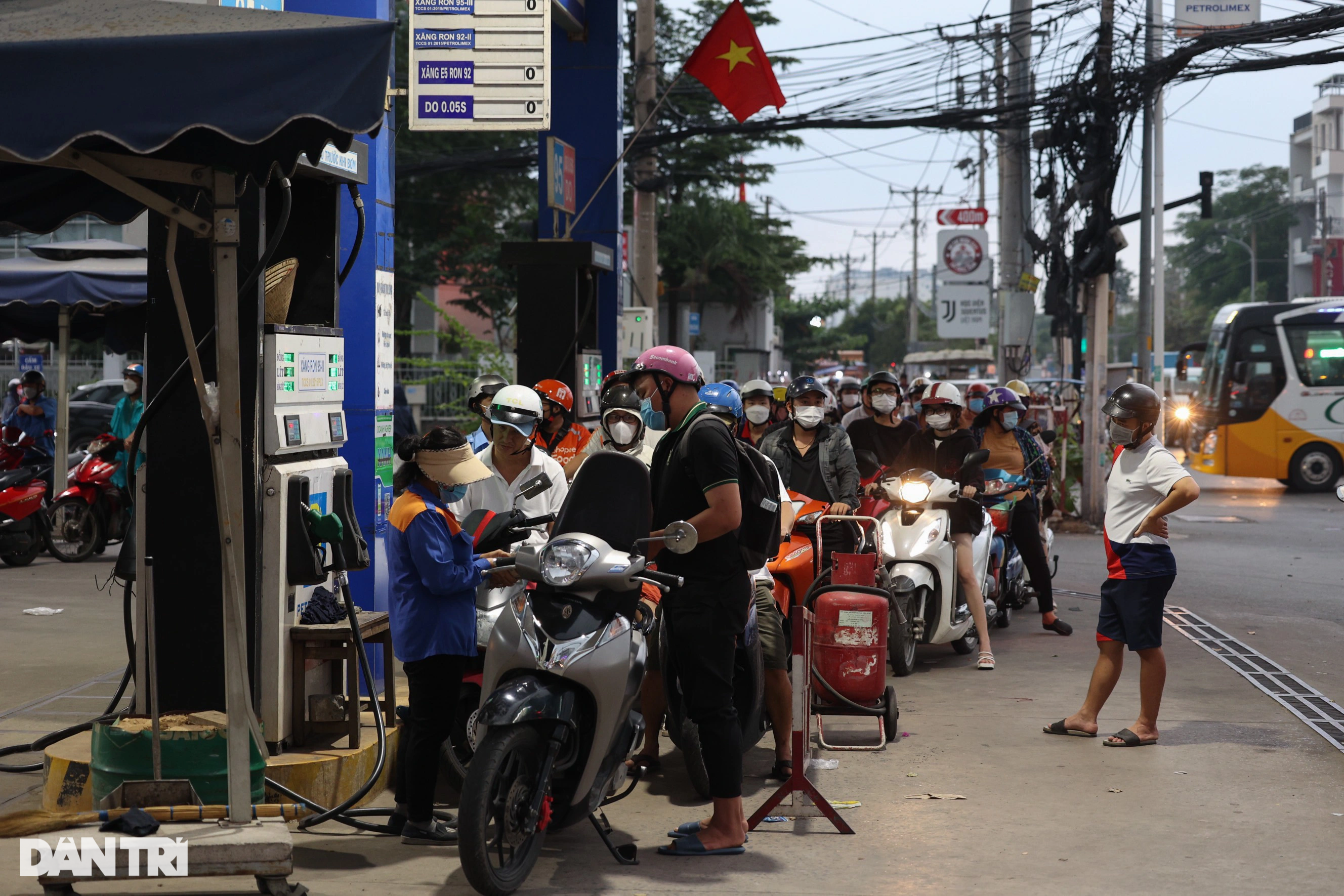 Sau tăng giá, nhiều cây xăng ở TPHCM vẫn đóng cửa do không có xăng để bán - 9