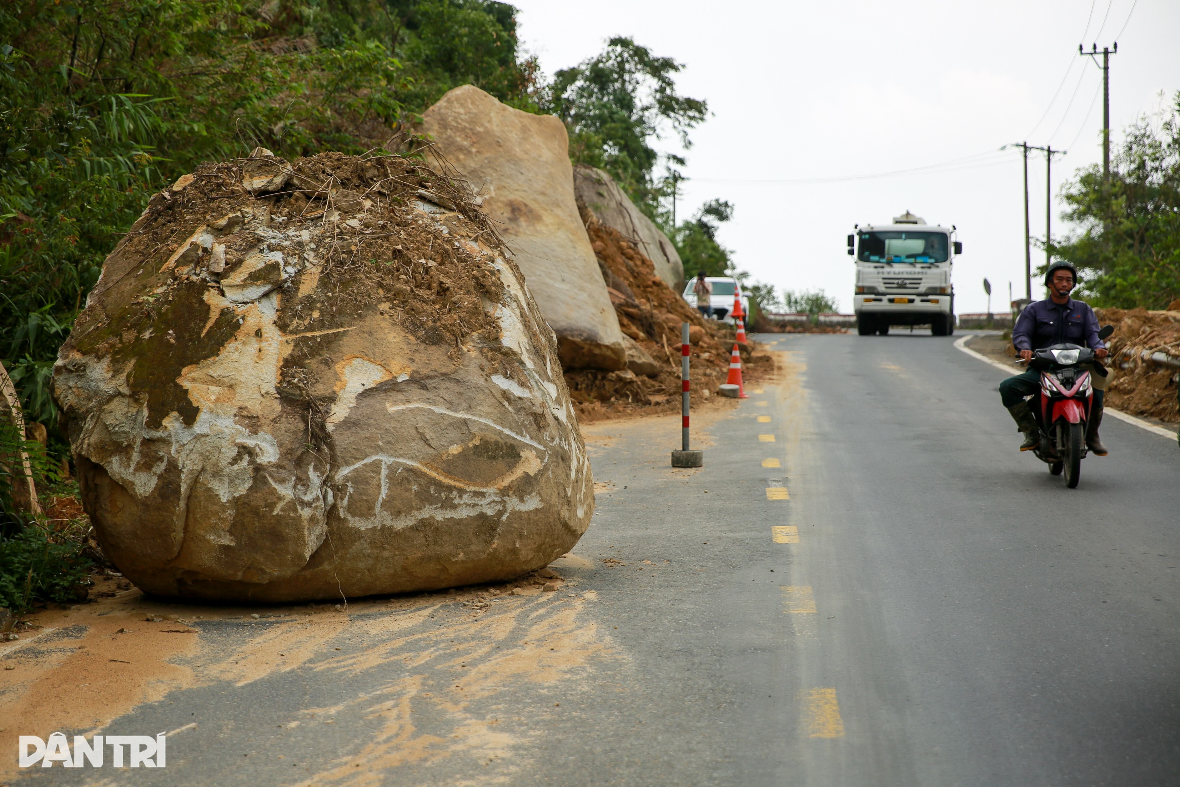 Đèo Hải Vân vẫn ngổn ngang sau trận mưa lịch sử - 2