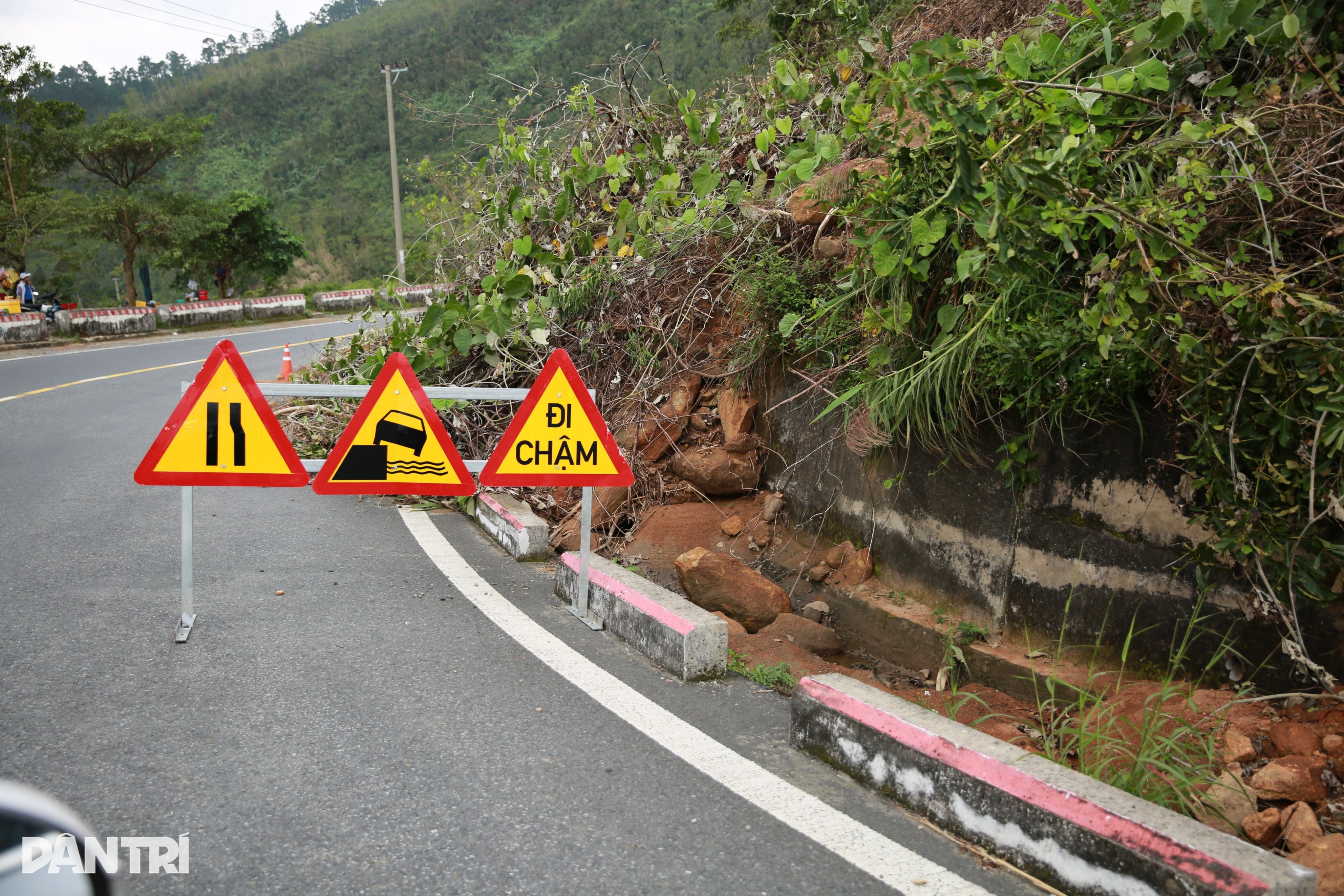 Đèo Hải Vân vẫn ngổn ngang sau trận mưa lịch sử - 6 Đèo Hải Vân vẫn ngổn ngang sau trận mưa lịch sử - 6