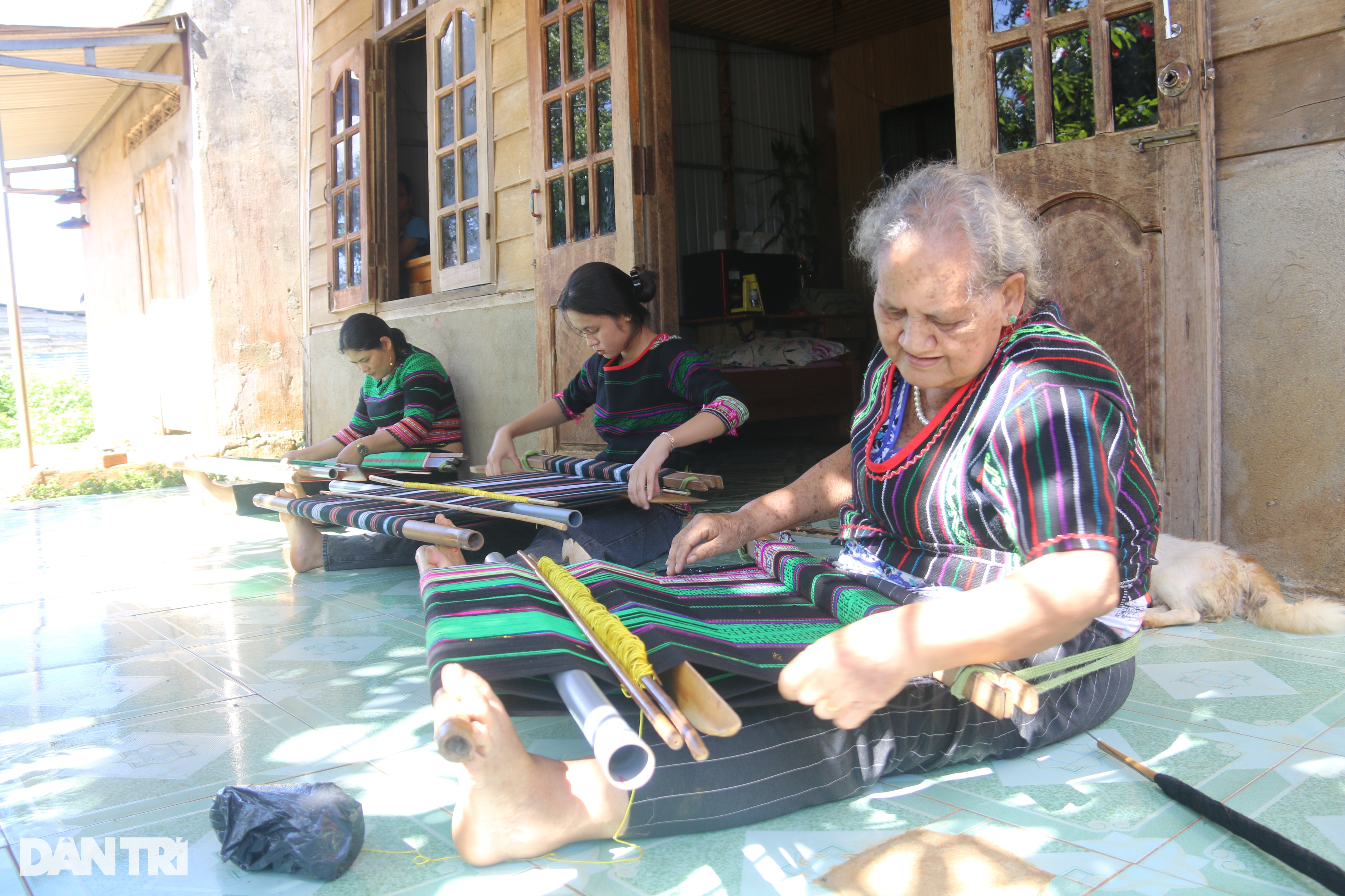 Ba thế hệ người Mạ gìn giữ giá trị thổ cẩm Tây Nguyên - 2 Ba thế hệ người Mạ gìn giữ giá trị thổ cẩm Tây Nguyên - 2