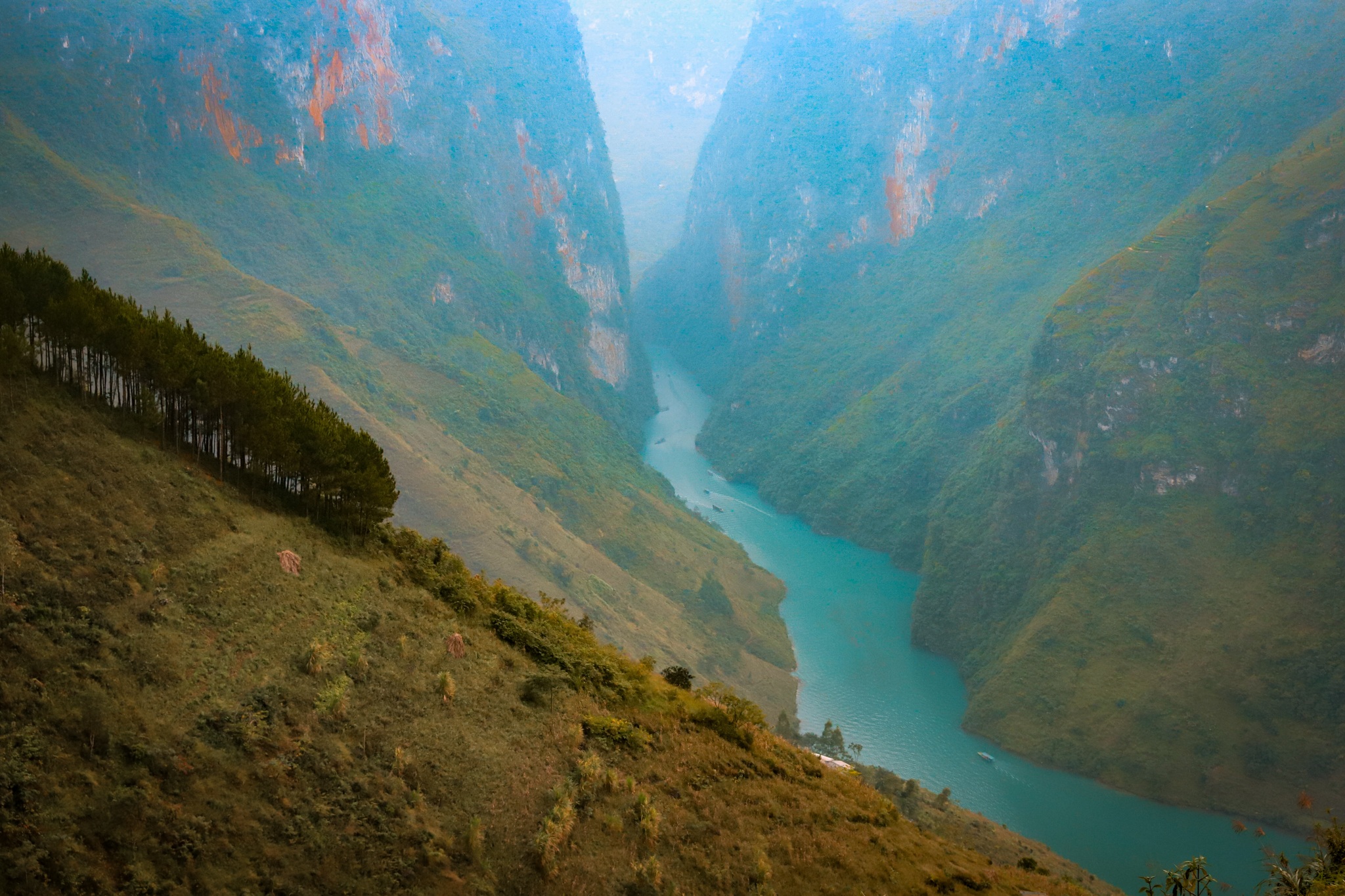 View - Vách đá trắng điểm check-in độc lạ trên cung đường xuyên mây ở Hà Giang | Báo Dân trí